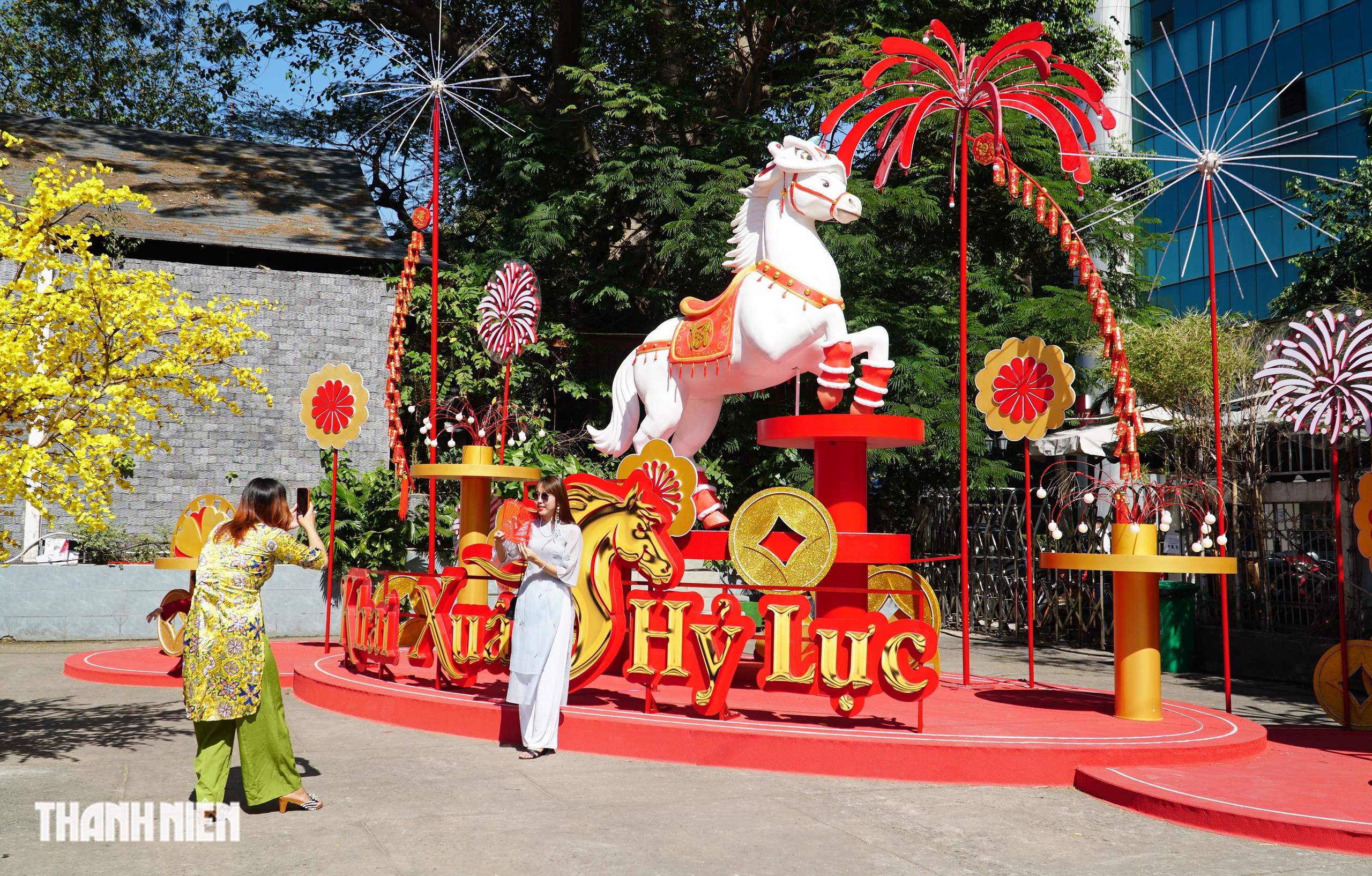 Đường mai - Phố &ocirc;ng đồ ở TP.HCM rực rỡ trước giờ mở cửa ch&iacute;nh thức  - Ảnh 13.