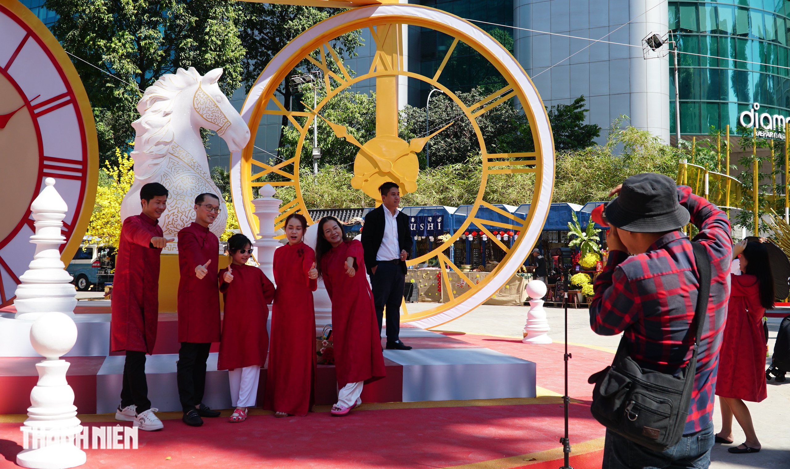 Đường mai - Phố &ocirc;ng đồ ở TP.HCM rực rỡ trước giờ mở cửa ch&iacute;nh thức  - Ảnh 9.