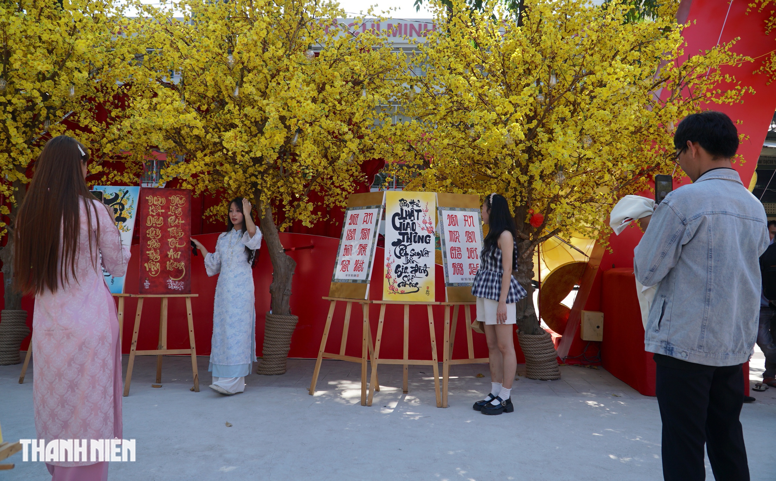 Đường mai - Phố &ocirc;ng đồ ở TP.HCM rực rỡ trước giờ mở cửa ch&iacute;nh thức  - Ảnh 10.