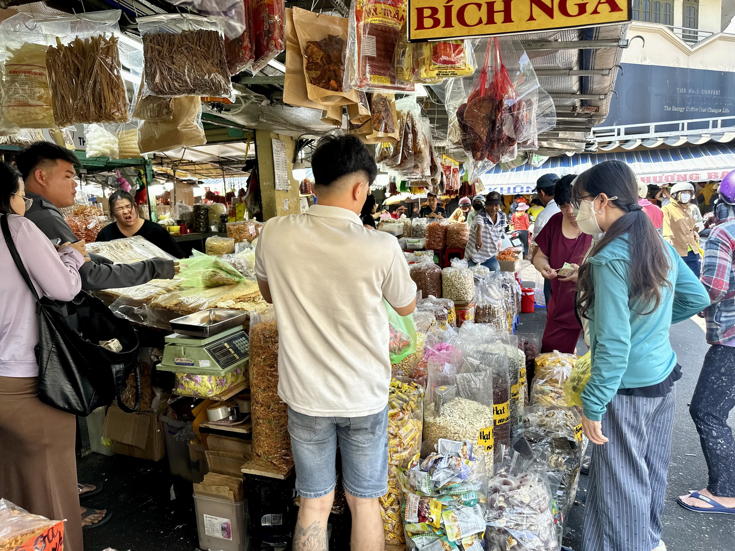 Chợ tết S&agrave;i G&ograve;n đ&ocirc;ng như hội, bất chấp gi&aacute; nhiều mặt h&agrave;ng tăng mạnh- Ảnh 9.