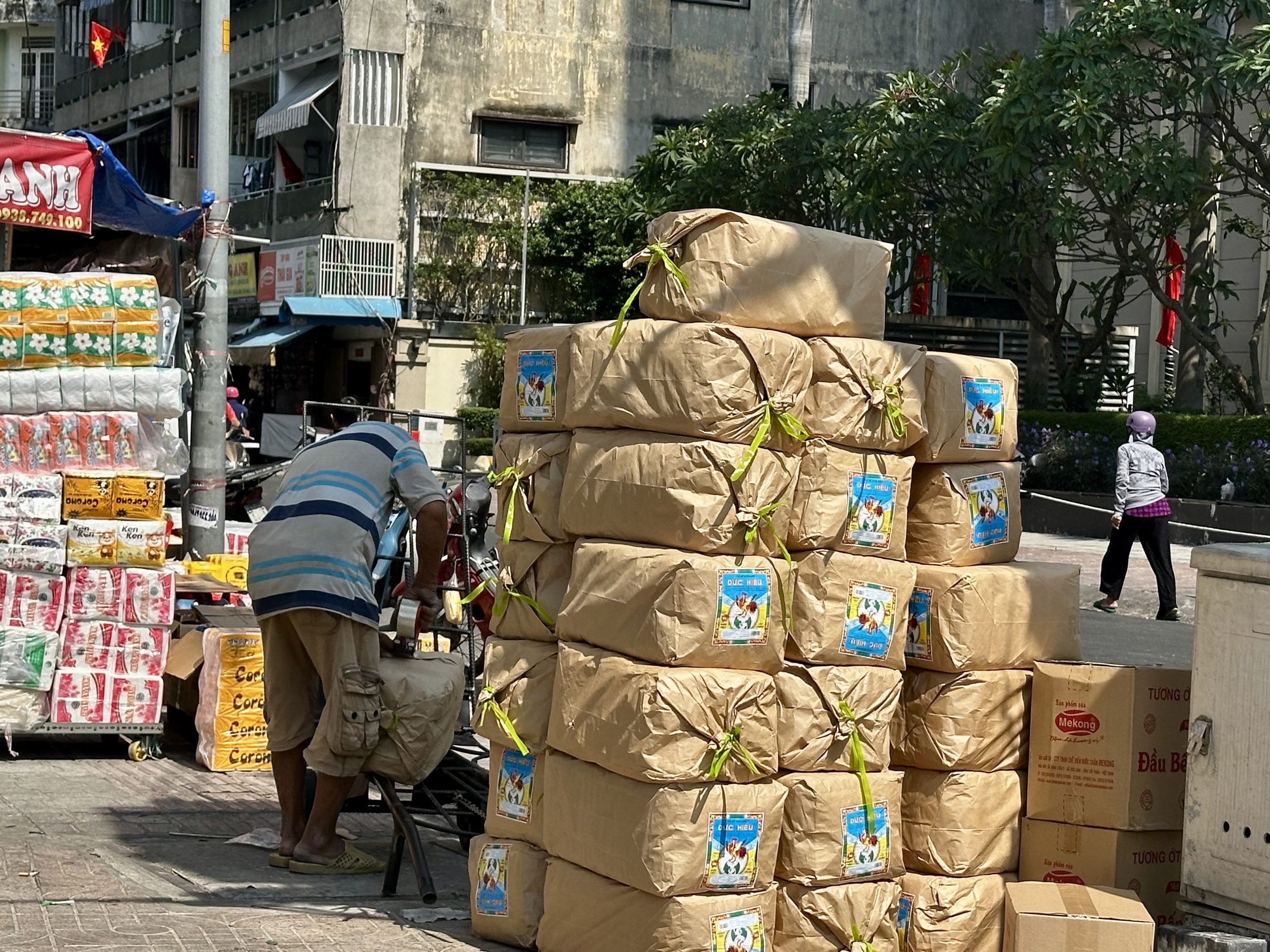 Chợ tết S&agrave;i G&ograve;n đ&ocirc;ng như hội, bất chấp gi&aacute; nhiều mặt h&agrave;ng tăng mạnh- Ảnh 8.