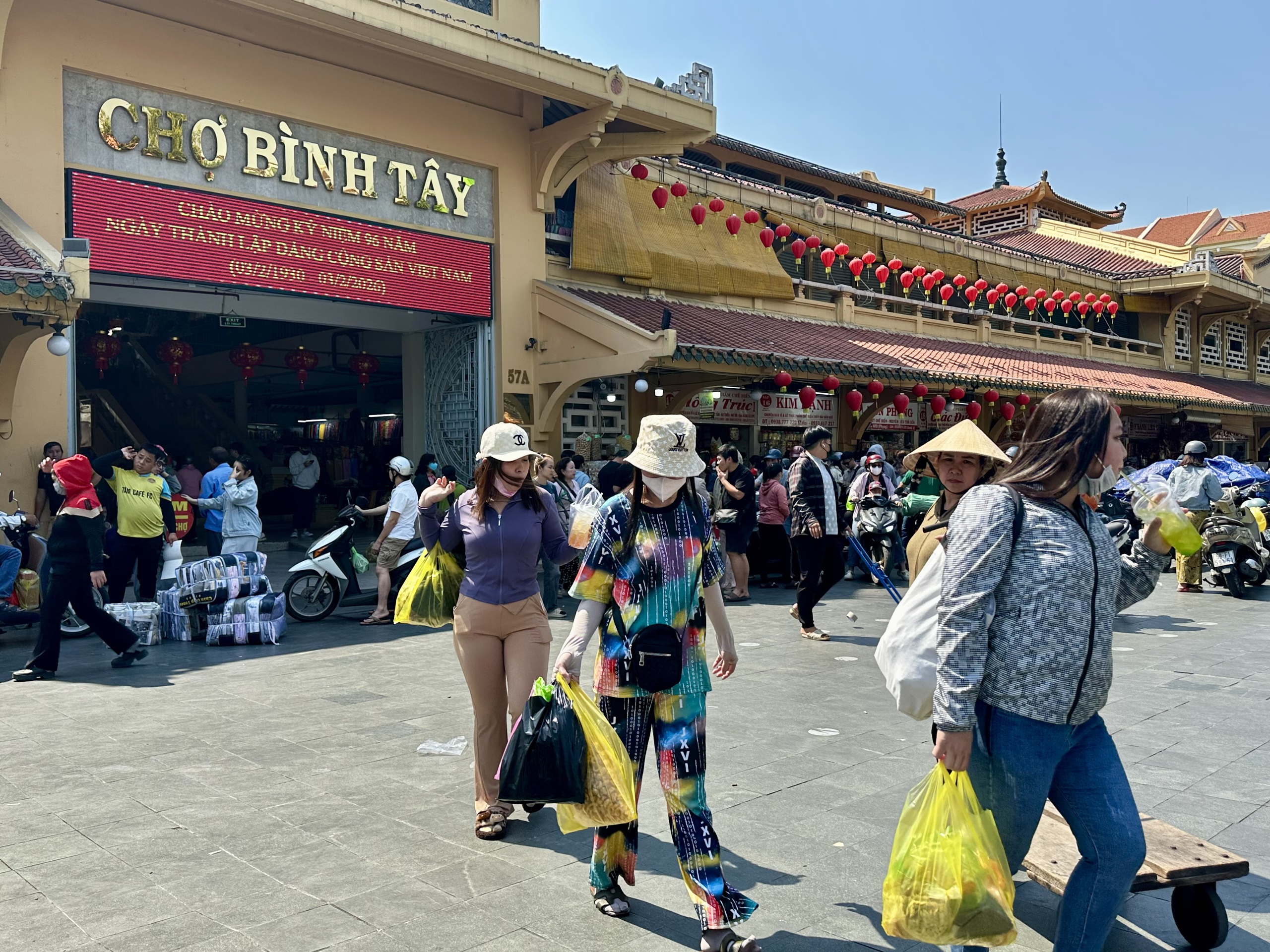 Chợ tết S&agrave;i G&ograve;n đ&ocirc;ng như hội, bất chấp gi&aacute; nhiều mặt h&agrave;ng tăng mạnh- Ảnh 1.