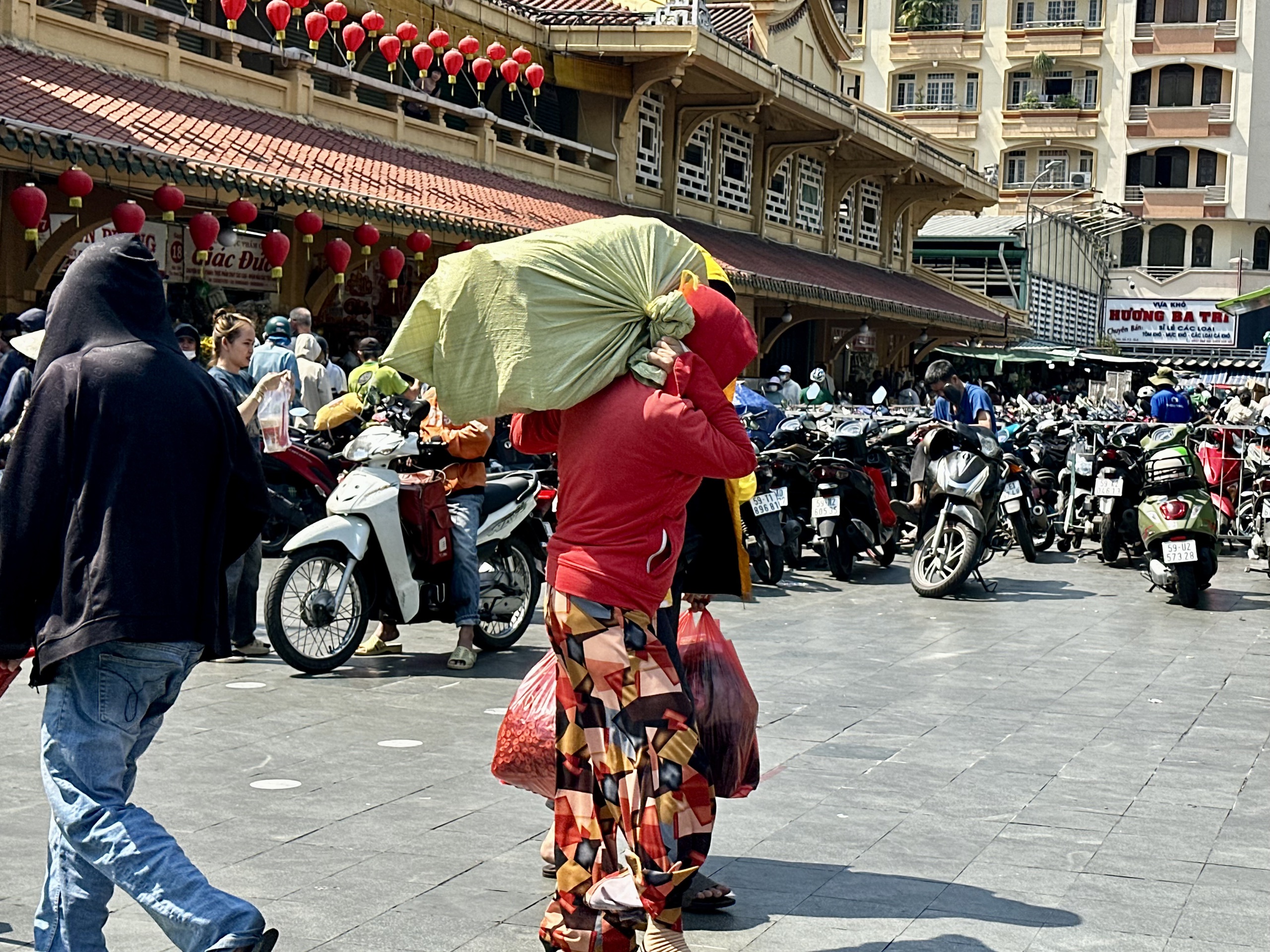 Chợ tết S&agrave;i G&ograve;n đ&ocirc;ng như hội, bất chấp gi&aacute; nhiều mặt h&agrave;ng tăng mạnh- Ảnh 3.