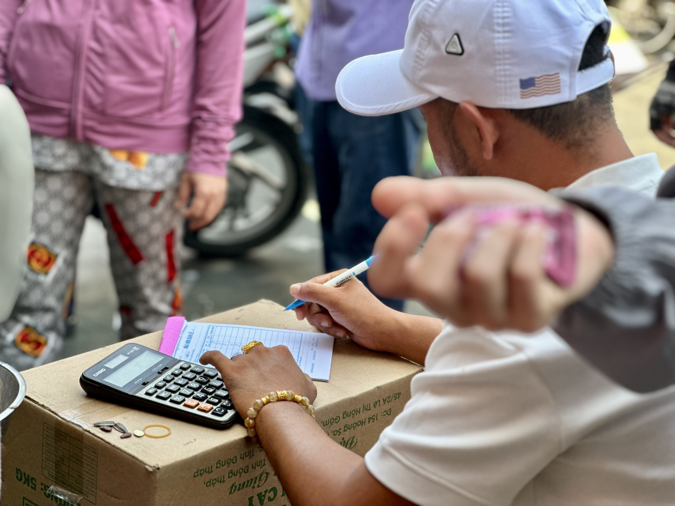 Chợ tết S&agrave;i G&ograve;n đ&ocirc;ng như hội, bất chấp gi&aacute; nhiều mặt h&agrave;ng tăng mạnh- Ảnh 12.