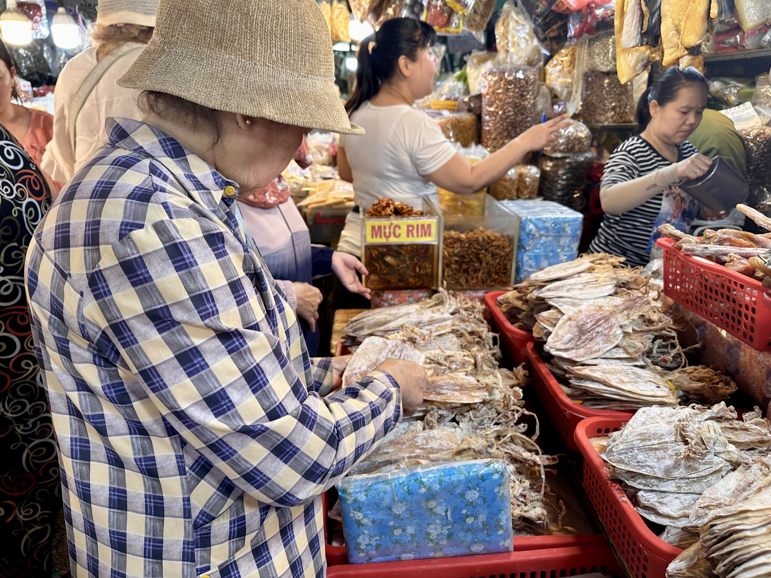 Chợ tết S&agrave;i G&ograve;n đ&ocirc;ng như hội, bất chấp gi&aacute; nhiều mặt h&agrave;ng tăng mạnh- Ảnh 6.