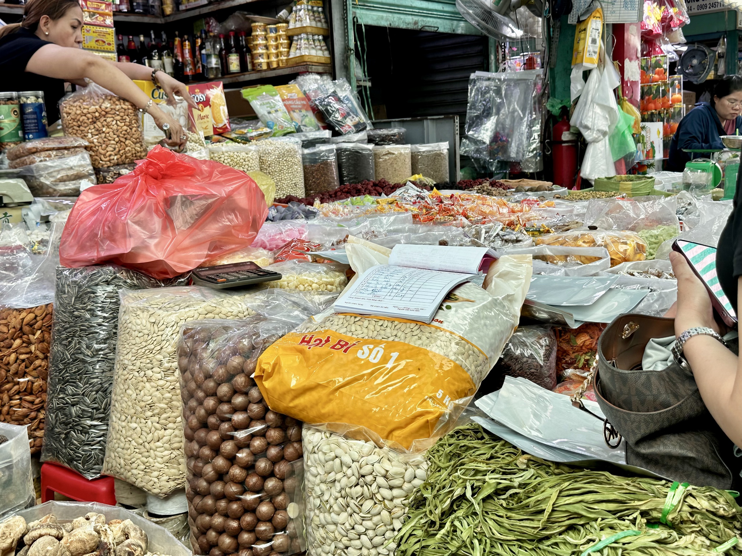 Chợ tết S&agrave;i G&ograve;n đ&ocirc;ng như hội, bất chấp gi&aacute; nhiều mặt h&agrave;ng tăng mạnh- Ảnh 14.