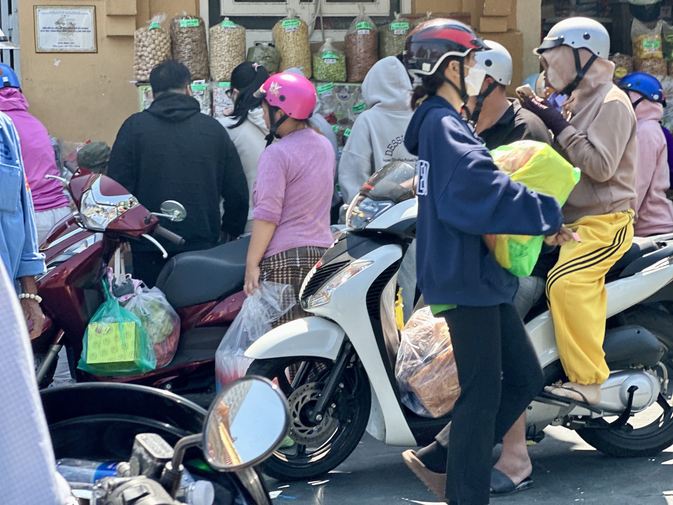 Chợ tết S&agrave;i G&ograve;n đ&ocirc;ng như hội, bất chấp gi&aacute; nhiều mặt h&agrave;ng tăng mạnh- Ảnh 10.