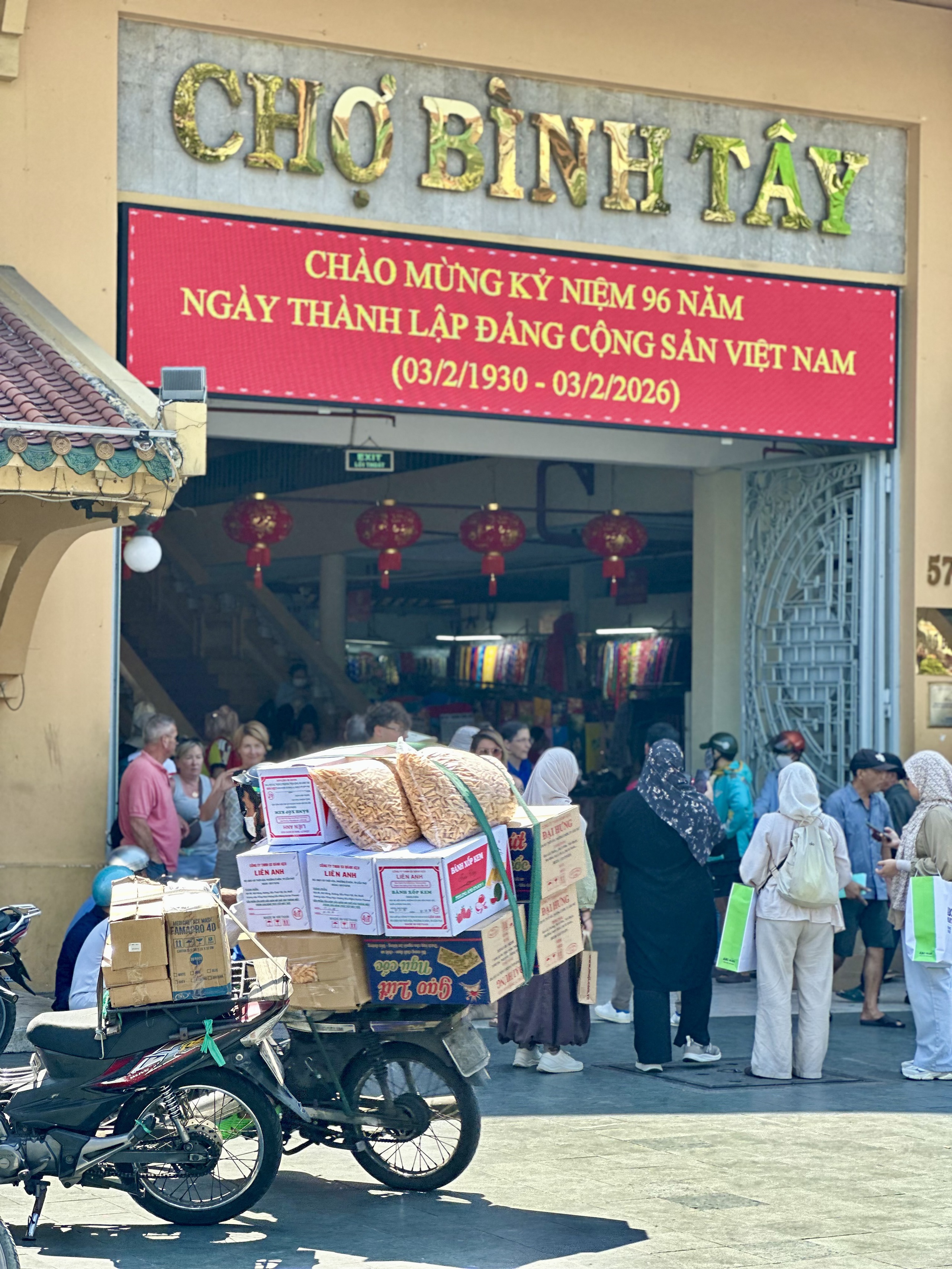 Chợ tết S&agrave;i G&ograve;n đ&ocirc;ng như hội, bất chấp gi&aacute; nhiều mặt h&agrave;ng tăng mạnh- Ảnh 2.