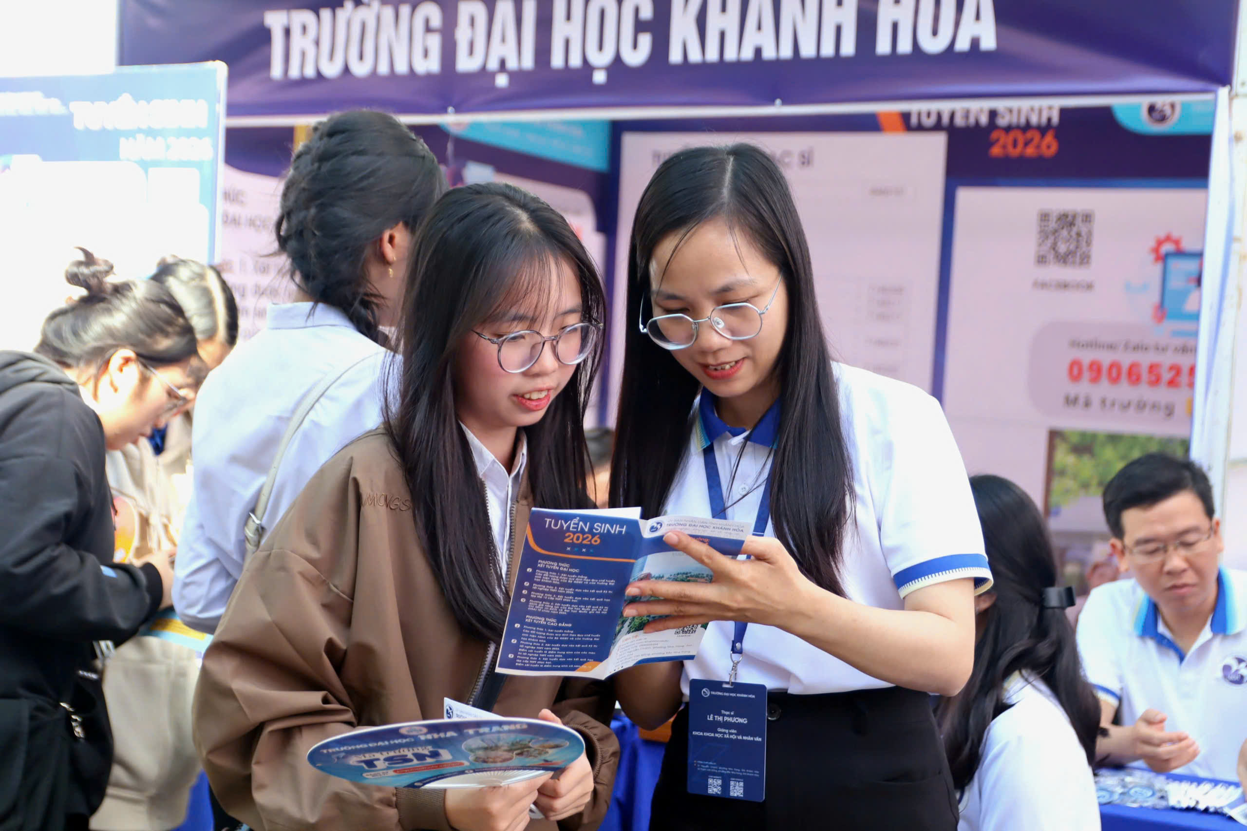 Tư vấn m&ugrave;a thi 2026 tại Kh&aacute;nh H&ograve;a: S&ocirc;i động kh&ocirc;ng gian trải nghiệm ng&agrave;nh nghề- Ảnh 14.