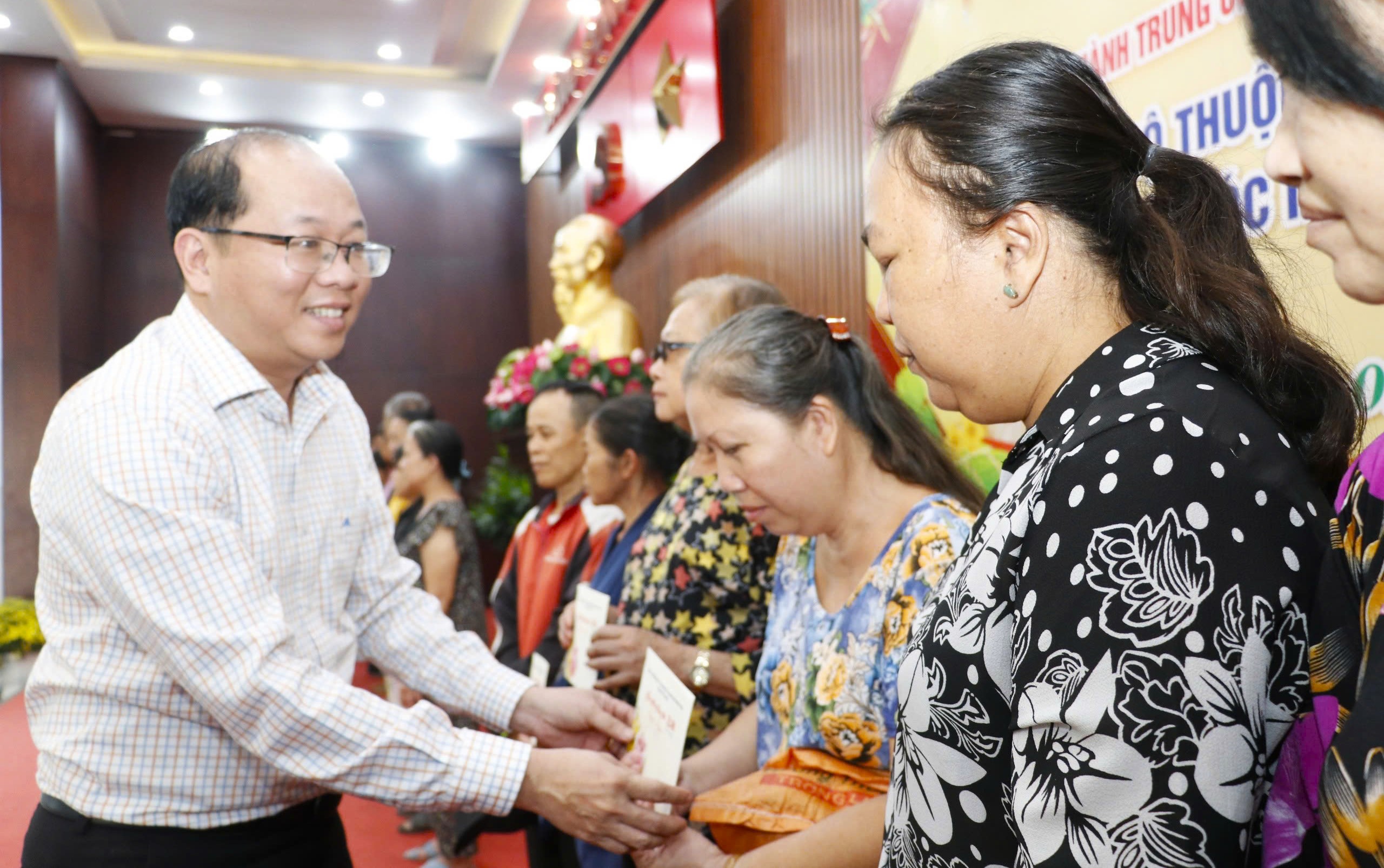 Chủ tịch UBND TP.HCM tặng quà tết người dân khu vực Hóc Môn- Ảnh 2.