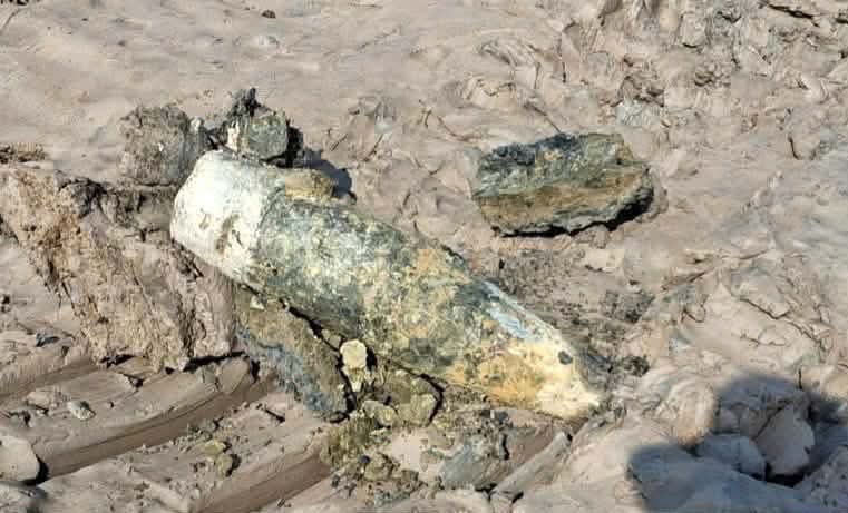 Cà Mau: Cải tạo ao nuôi tôm bất ngờ phát hiện đầu đạn pháo - Ảnh 1.