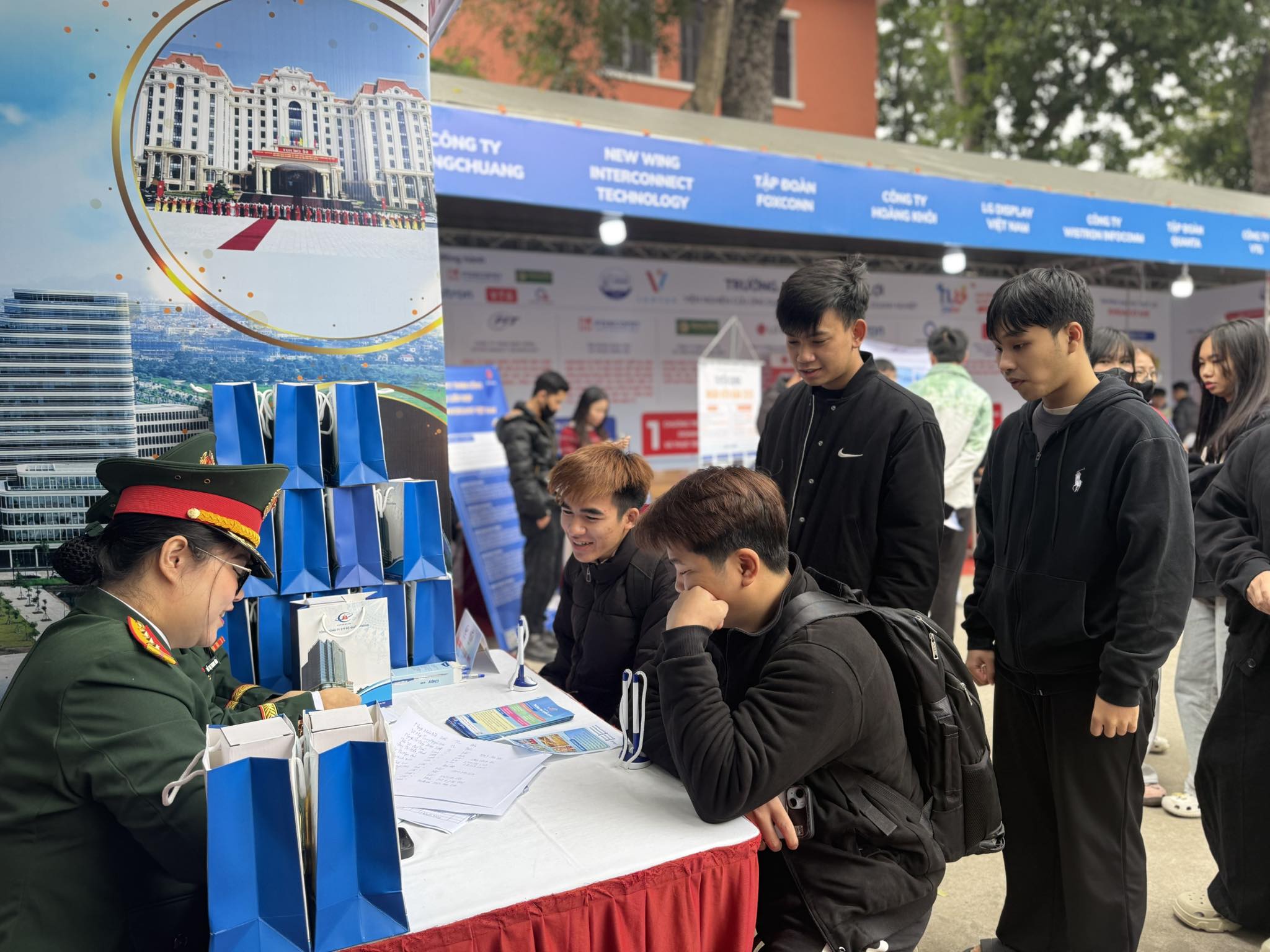 Ngày hội việc làm ĐH Thủy lợi 2026: Sân trường thành ‘sàn giao dịch’ việc làm- Ảnh 1.