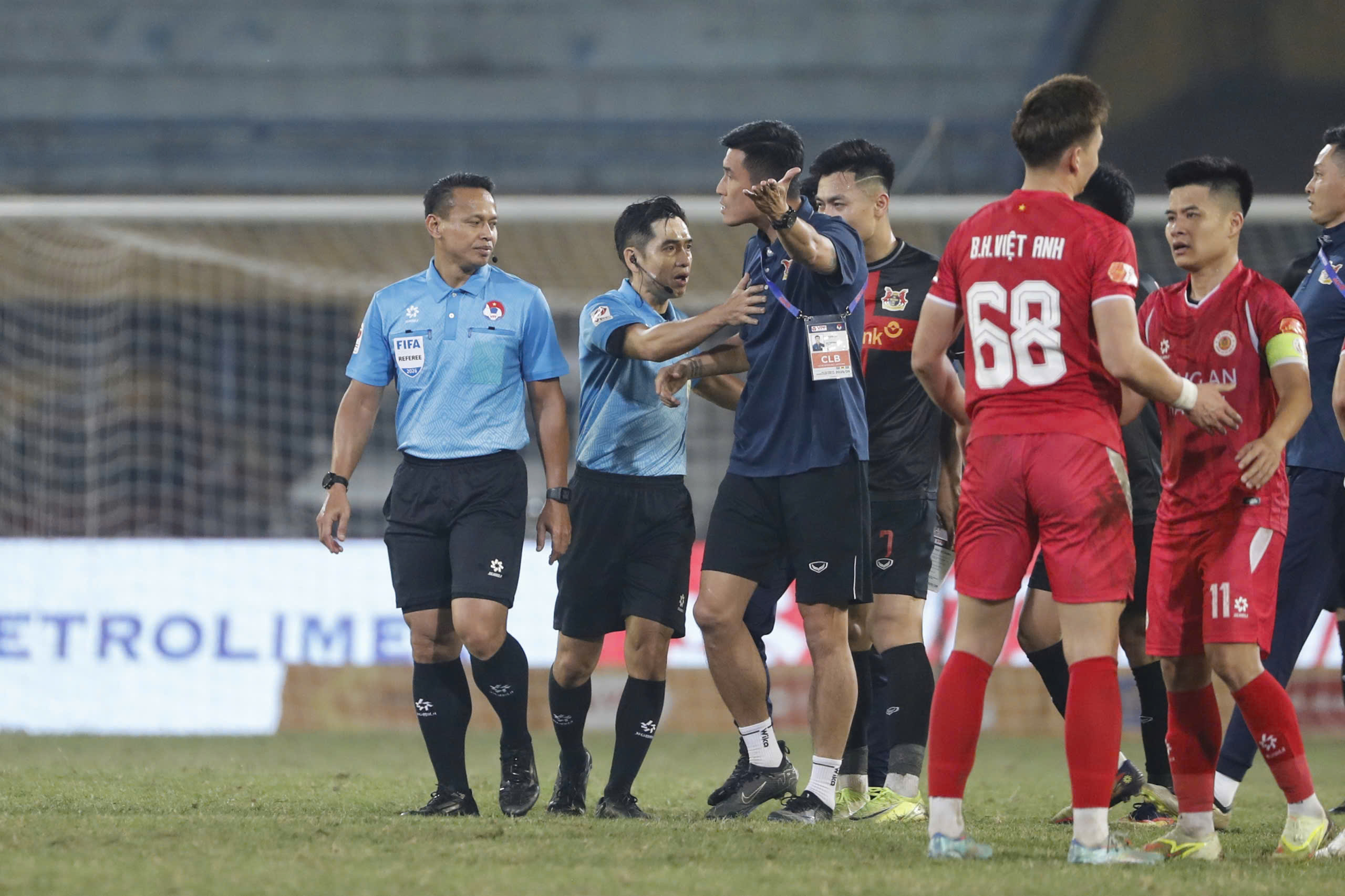 Trọng tài Malaysia bị Ninh Bình phản ứng dữ dội vì thu hồi thẻ vàng của Đình Trọng: Lý do 'quay xe' là...- Ảnh 4.