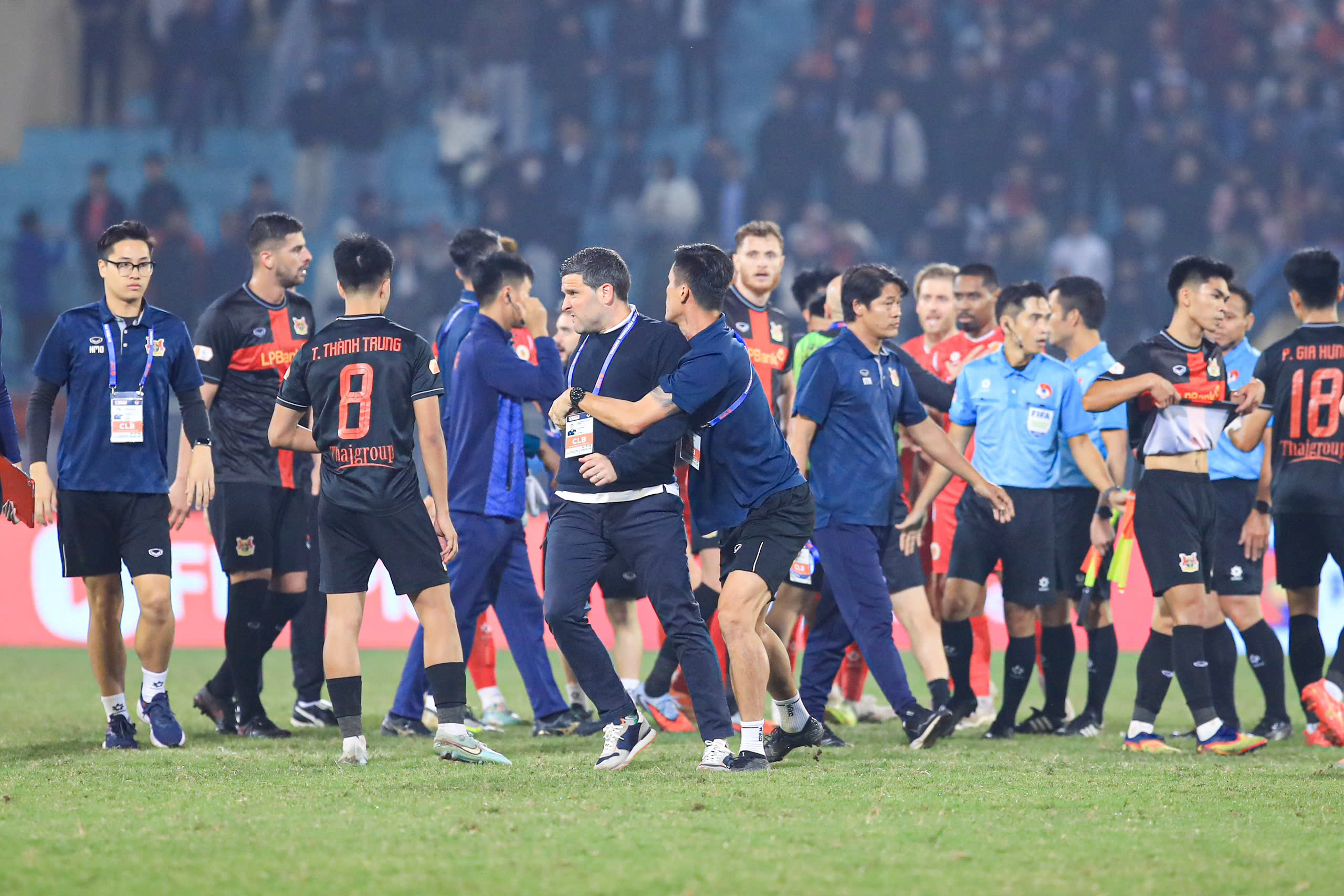 Trọng tài Malaysia bị Ninh Bình phản ứng dữ dội vì thu hồi thẻ vàng của Đình Trọng: Lý do 'quay xe' là...- Ảnh 2.