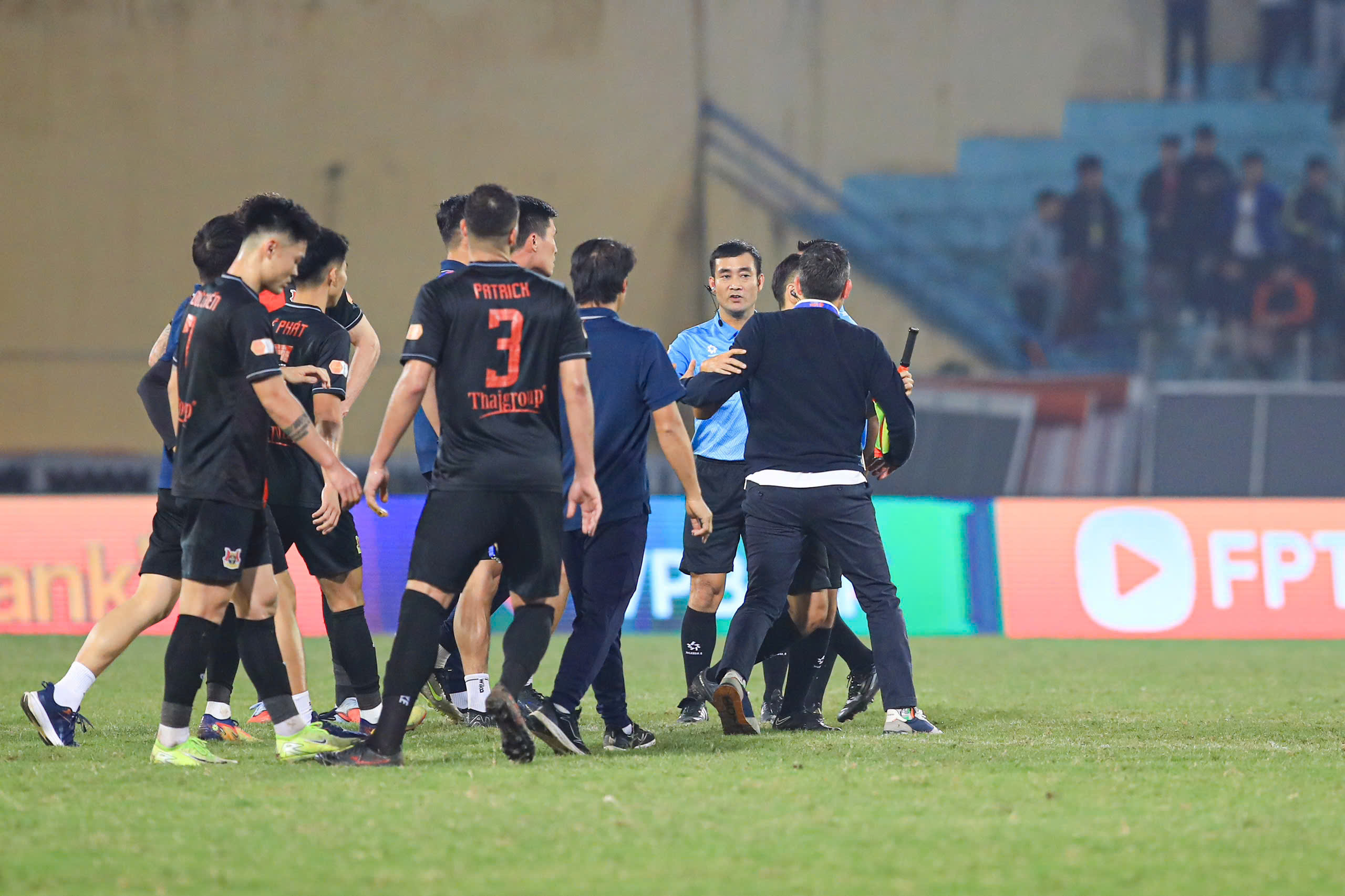 Trọng tài Malaysia bị Ninh Bình phản ứng dữ dội vì thu hồi thẻ vàng của Đình Trọng: Lý do 'quay xe' là...- Ảnh 5.