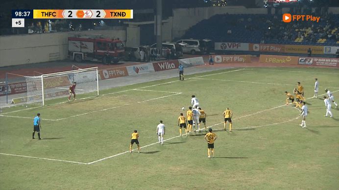 Thanh H&oacute;a &yacute; ch&iacute; qu&aacute; &lsquo;khủng khiếp&rsquo;, bắt Nam Định chia điểm cực kịch t&iacute;nh: Xu&acirc;n Son s&uacute;t penalty dội cột dọc - Ảnh 1.