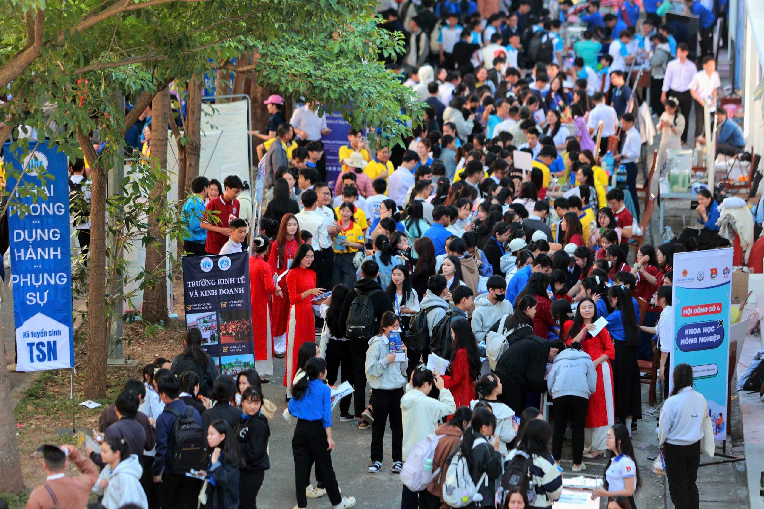 Tư vấn m&ugrave;a thi 2026 tại Kh&aacute;nh H&ograve;a: S&ocirc;i động kh&ocirc;ng gian trải nghiệm ng&agrave;nh nghề- Ảnh 1.