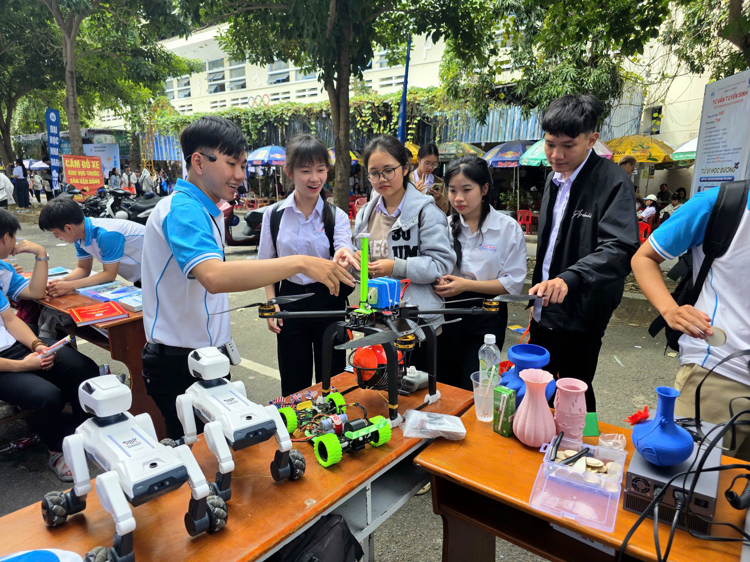 Tư vấn mùa thi 2026 tại Khánh Hòa: Sôi động không gian trải nghiệm ngành nghề- Ảnh 4.