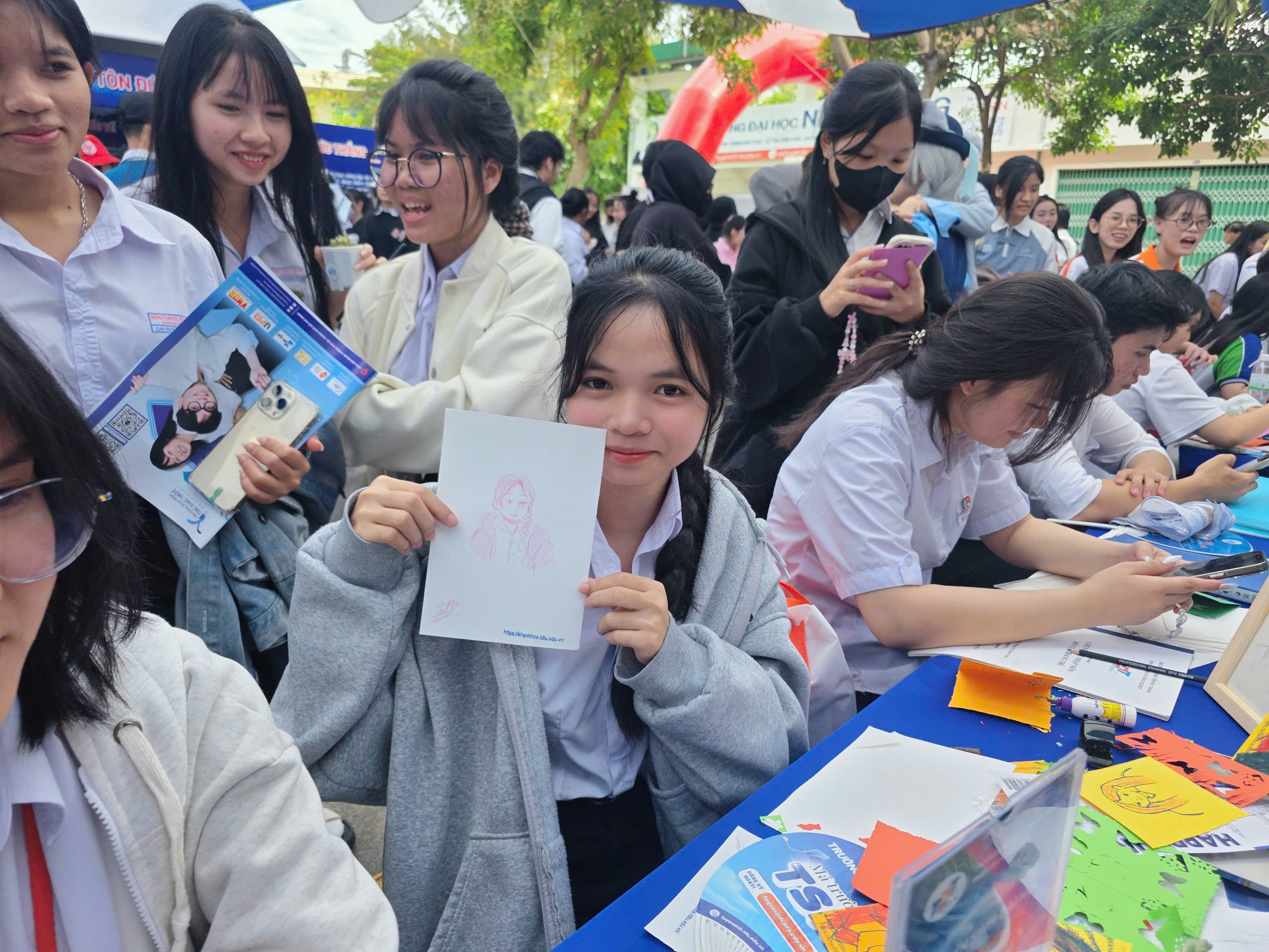 Tư vấn mùa thi 2026 tại Khánh Hòa: Sôi động không gian trải nghiệm ngành nghề- Ảnh 8.