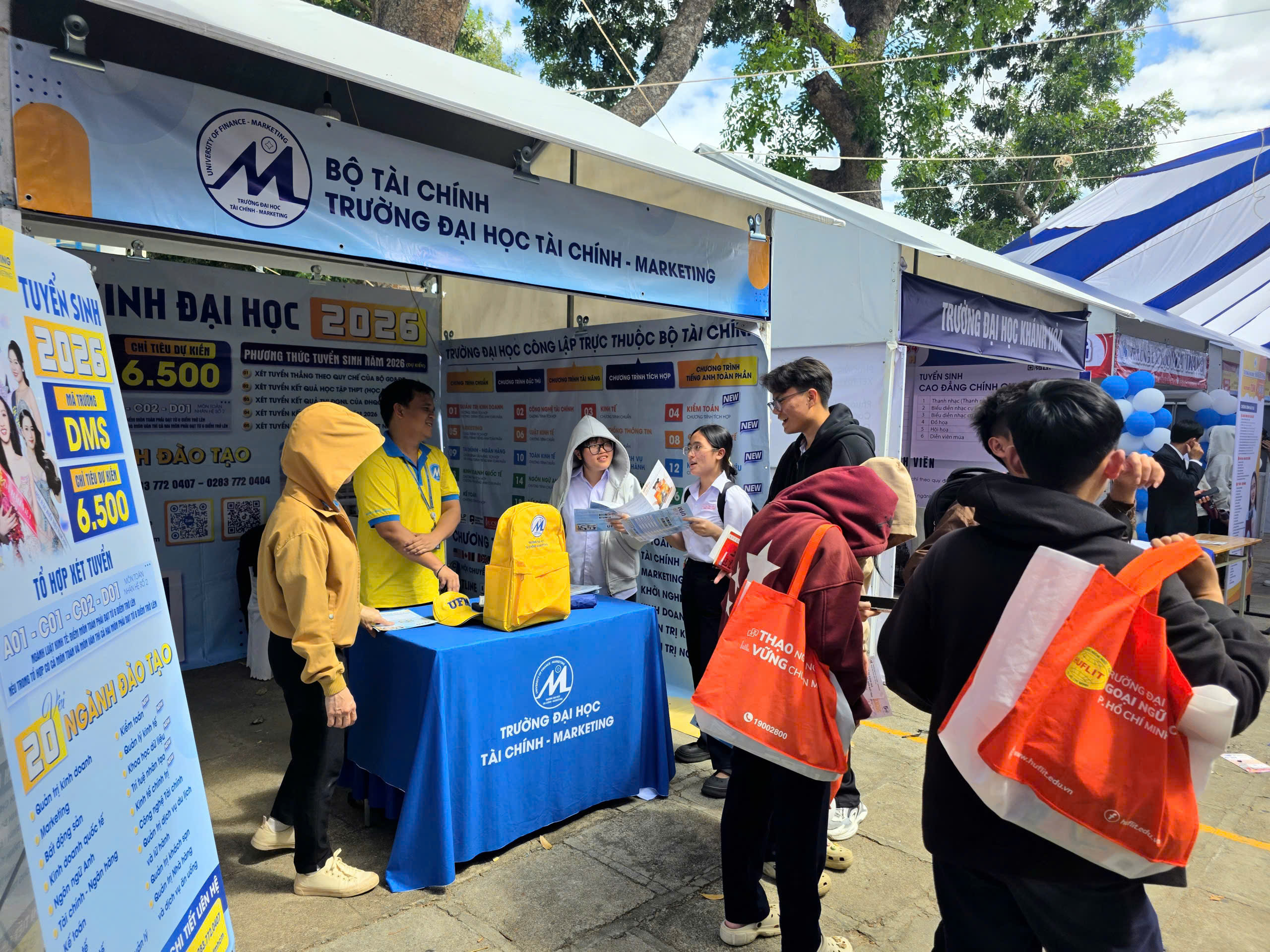 Tư vấn m&ugrave;a thi 2026 tại Kh&aacute;nh H&ograve;a: S&ocirc;i động kh&ocirc;ng gian trải nghiệm ng&agrave;nh nghề- Ảnh 11.