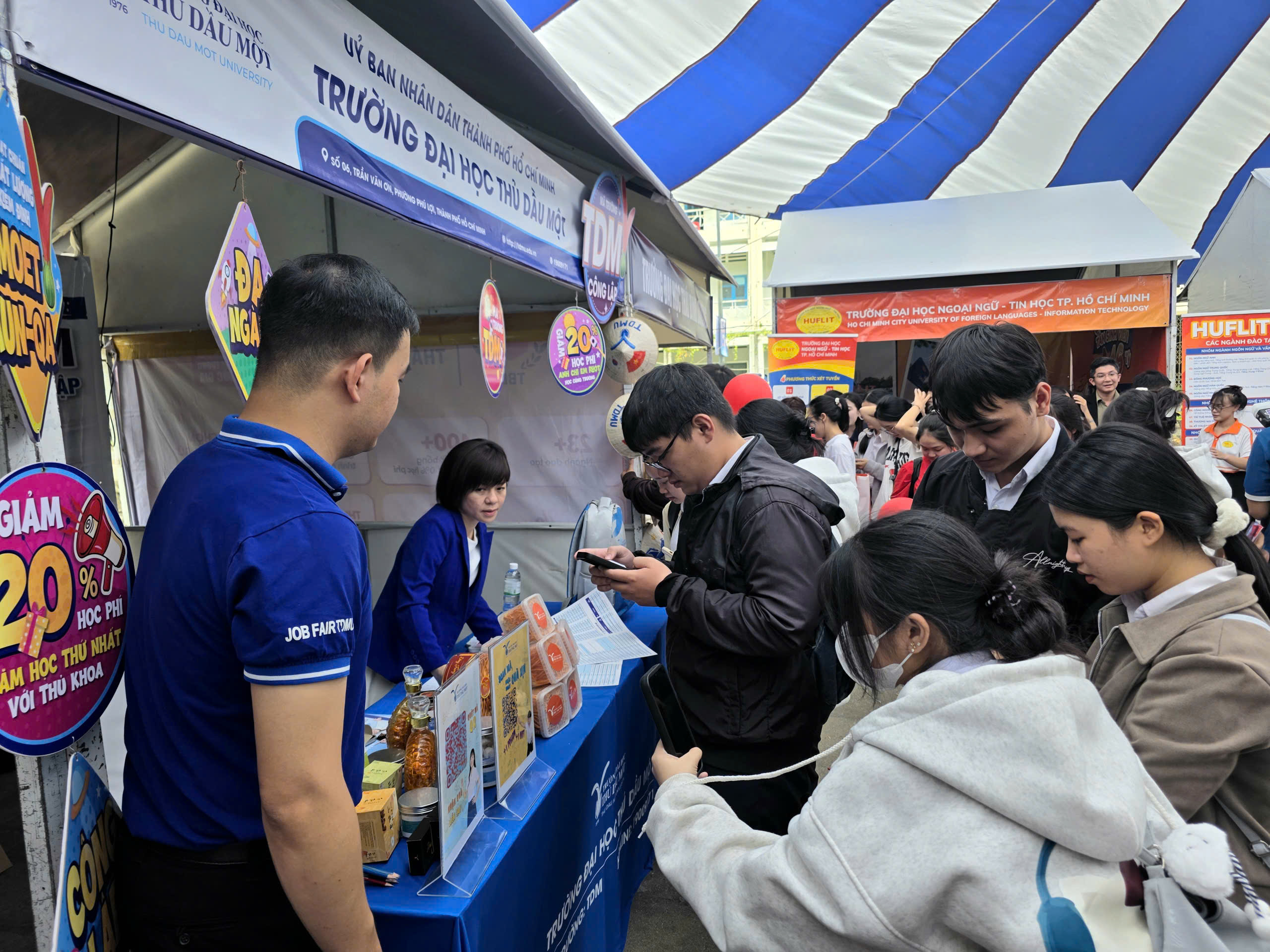 Tư vấn m&ugrave;a thi 2026 tại Kh&aacute;nh H&ograve;a: S&ocirc;i động kh&ocirc;ng gian trải nghiệm ng&agrave;nh nghề- Ảnh 12.