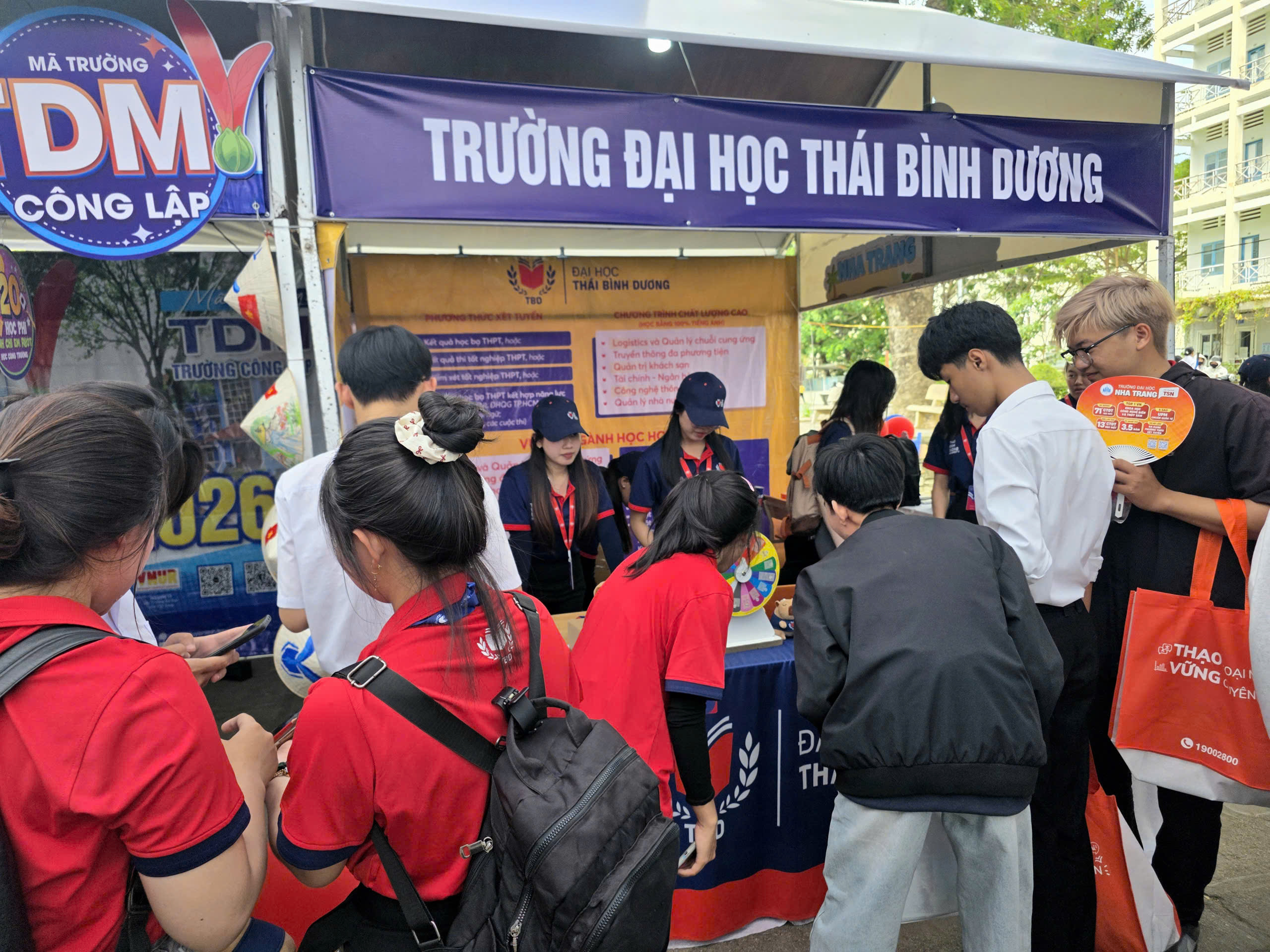 Tư vấn m&ugrave;a thi 2026 tại Kh&aacute;nh H&ograve;a: S&ocirc;i động kh&ocirc;ng gian trải nghiệm ng&agrave;nh nghề- Ảnh 13.