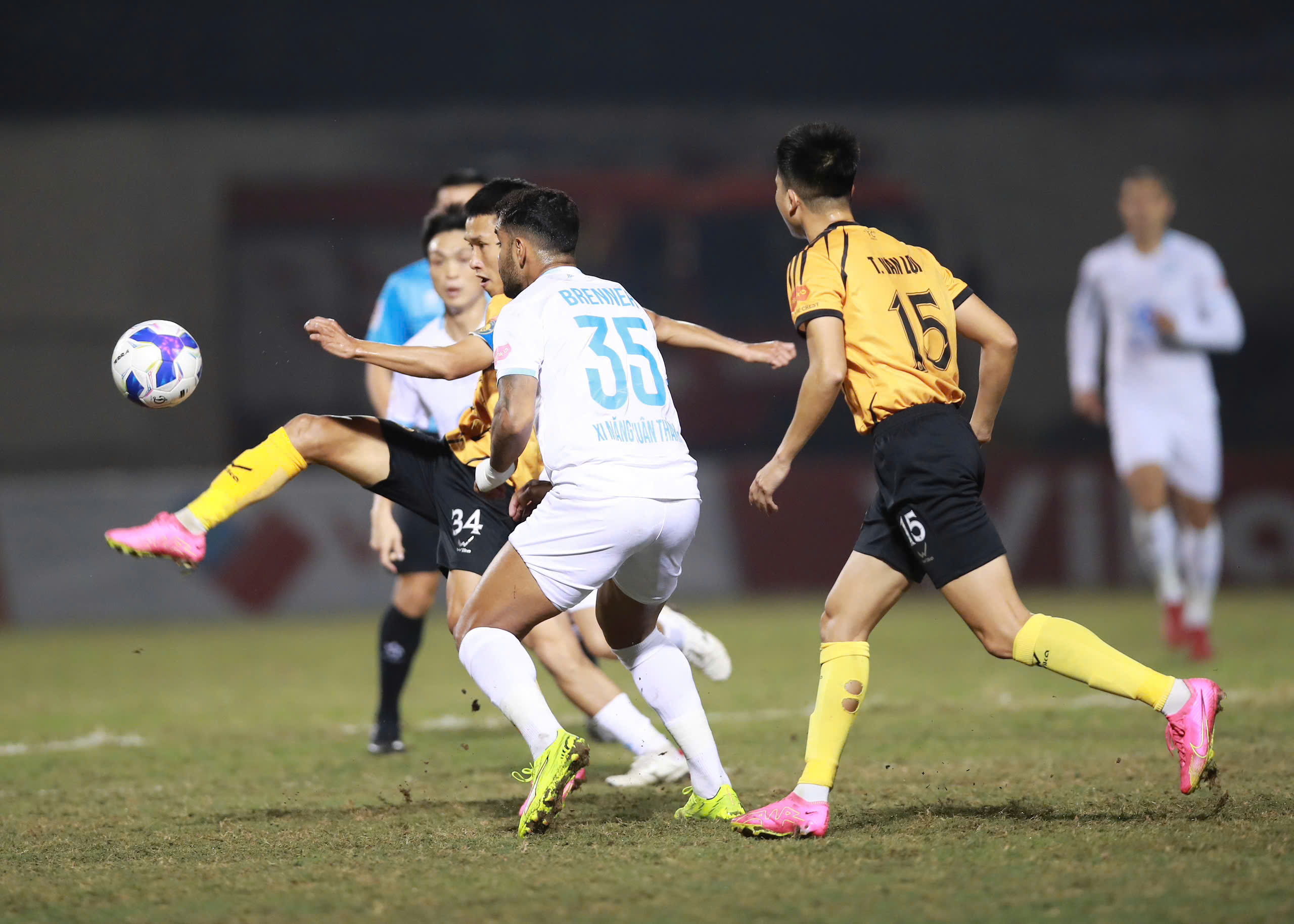 HLV Thanh Hóa cảm động nghẹn ngào vì học trò quả cảm, HLV Nam Định không trách cứ Xuân Son- Ảnh 2.