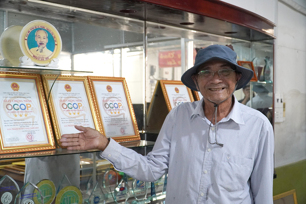 40 năm gắn bó với cây nho Khánh Hòa - Ảnh 1.