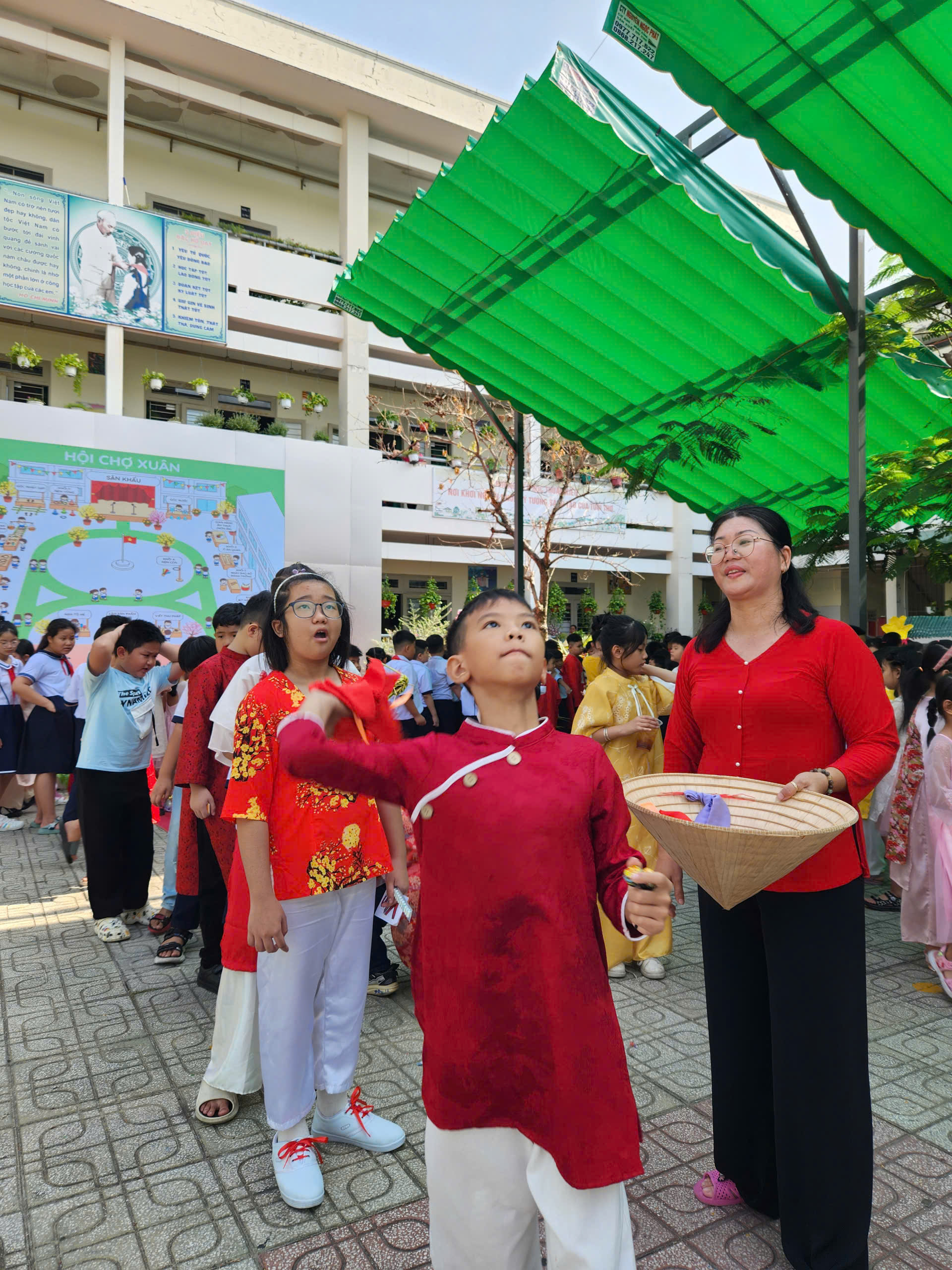 Cô hiệu trưởng ở TP.HCM mặc trang phục H'Mông, vui tết cùng học trò - Ảnh 19.