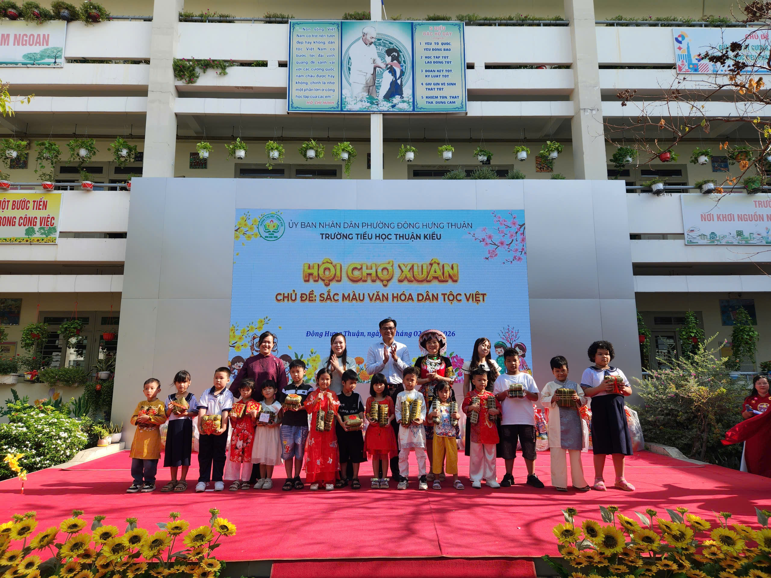 C&ocirc; hiệu trưởng ở TP.HCM mặc trang phục H'M&ocirc;ng, vui tết c&ugrave;ng học tr&ograve; - Ảnh 23.