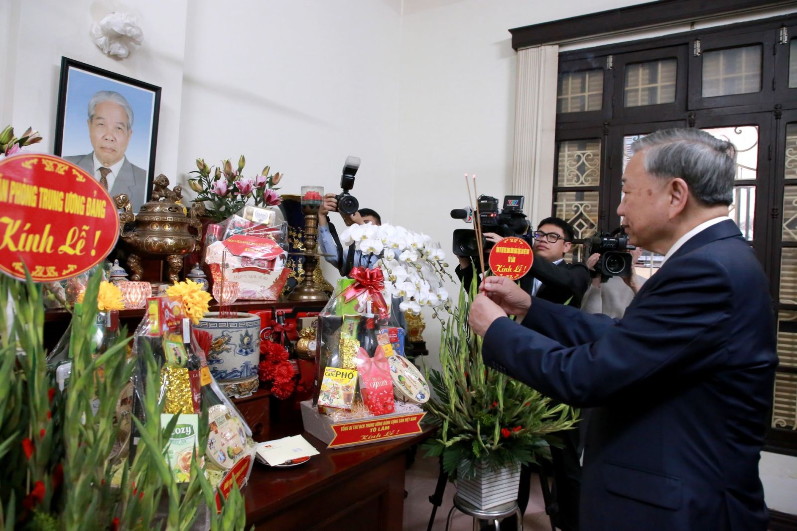 Tổng B&iacute; thư thắp hương tưởng nhớ c&aacute;c l&atilde;nh đạo Đảng, Nh&agrave; nước đ&atilde; từ trần- Ảnh 3.