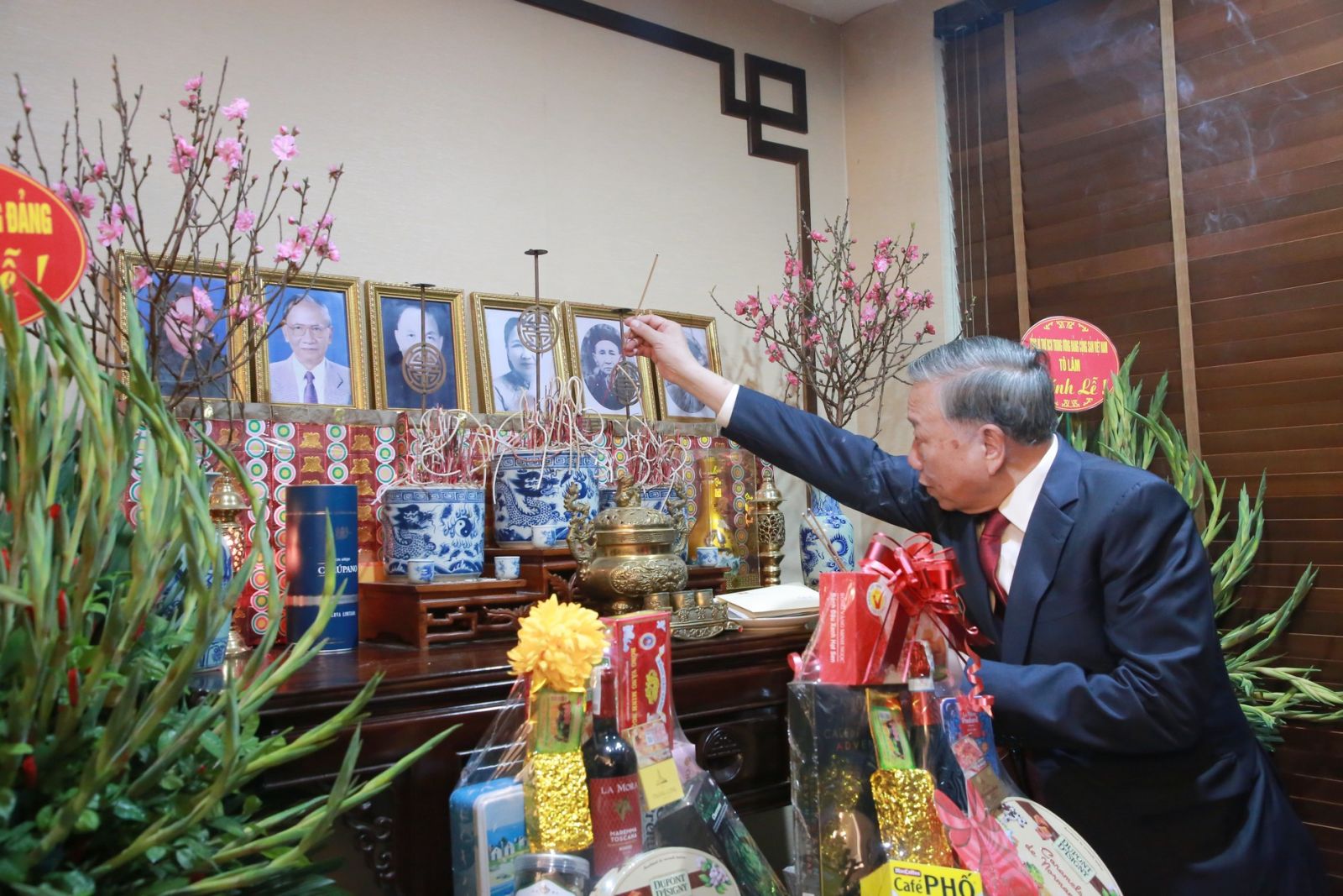 Tổng B&iacute; thư thắp hương tưởng nhớ c&aacute;c l&atilde;nh đạo Đảng, Nh&agrave; nước đ&atilde; từ trần- Ảnh 1.