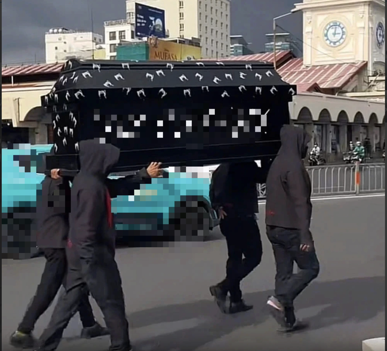 11 bị cáo 'khiêng quan tài trước chợ Bến Thành' nhận án tù- Ảnh 3.