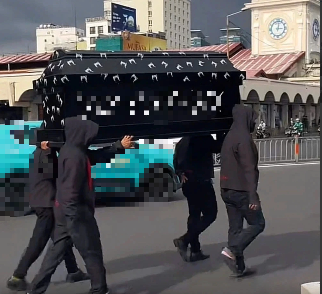 Đang xét xử 11 bị cáo 'khiêng quan tài trước chợ Bến Thành' để PR bán hàng - Ảnh 1.