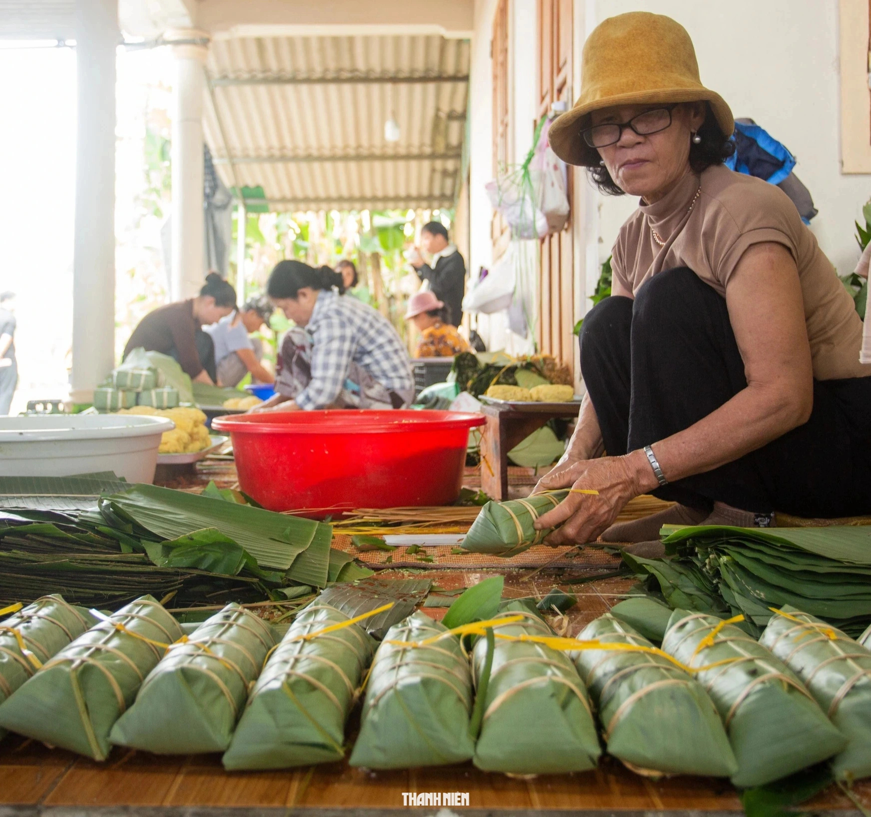 H&aacute;i rau ng&oacute;t vo nếp nấu ra m&oacute;n b&aacute;nh t&eacute;t mặt trăng nức tiếng Quảng Trị - Ảnh 1.