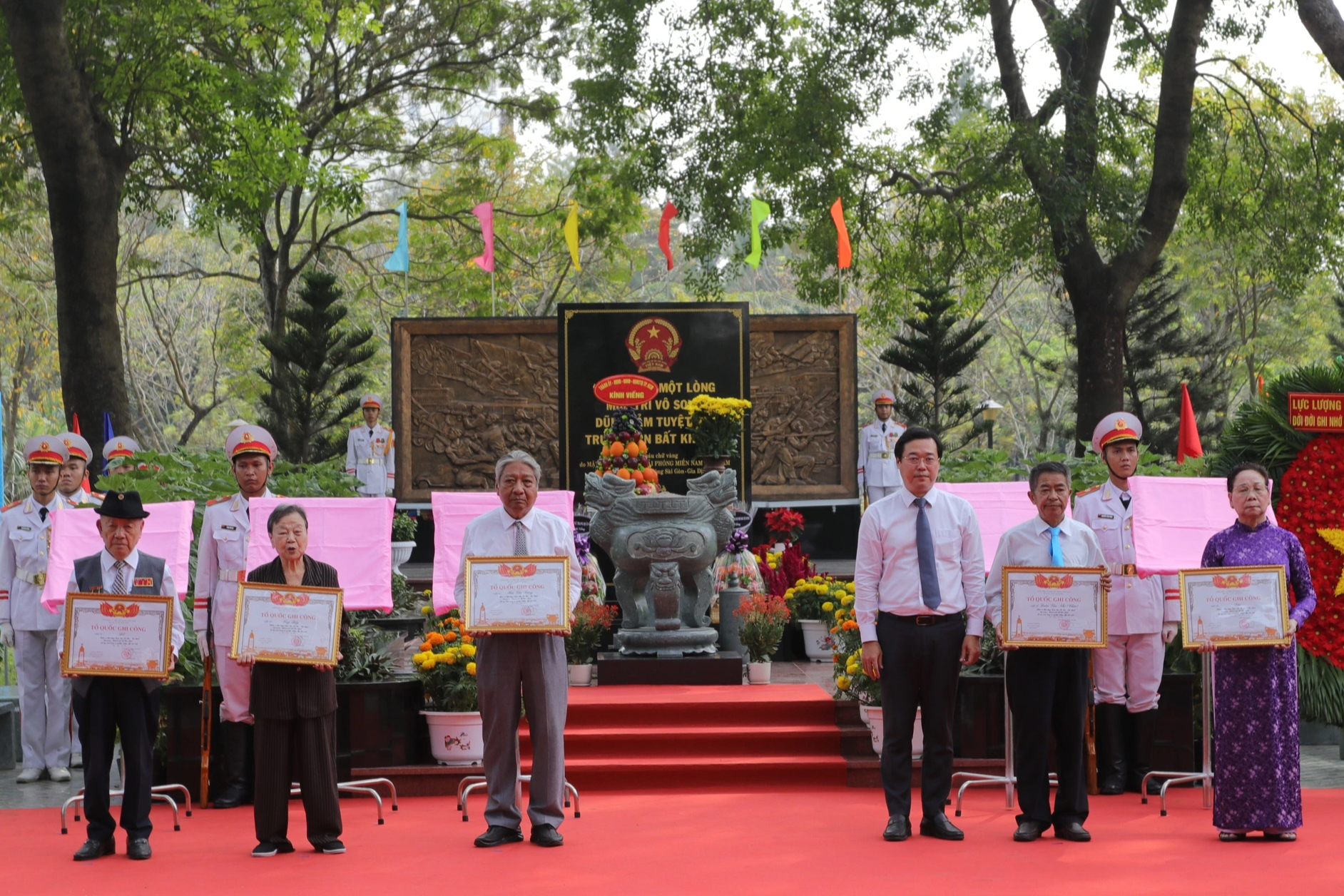Trao bằng Tổ quốc ghi công cho 49 liệt sĩ biệt động Sài Gòn - Gia Định - Ảnh 1.