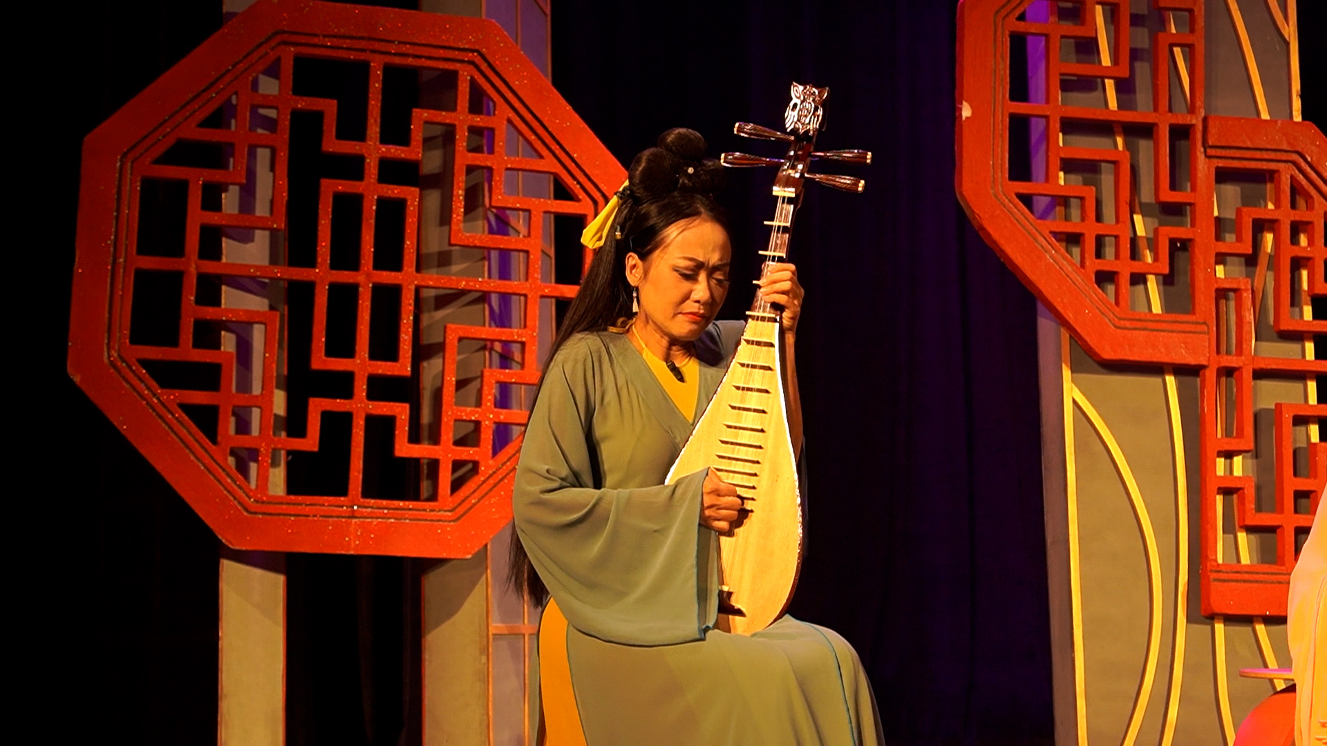 Học sinh trầm trồ chi&ecirc;m ngưỡng n&agrave;ng Kiều bước ra từ trang s&aacute;ch- Ảnh 1.