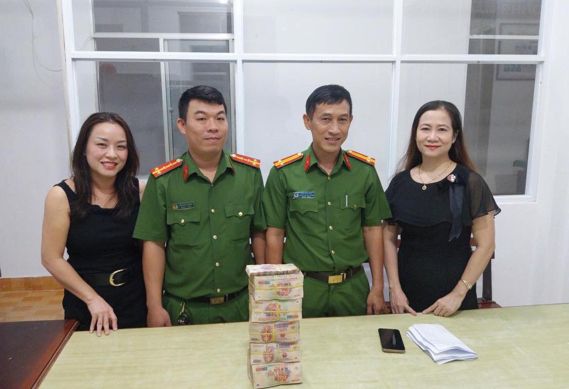 Công an Cần Thơ giúp một người Hải Phòng nhận lại gần 1 tỉ đồng chuyển nhầm - Ảnh 1.