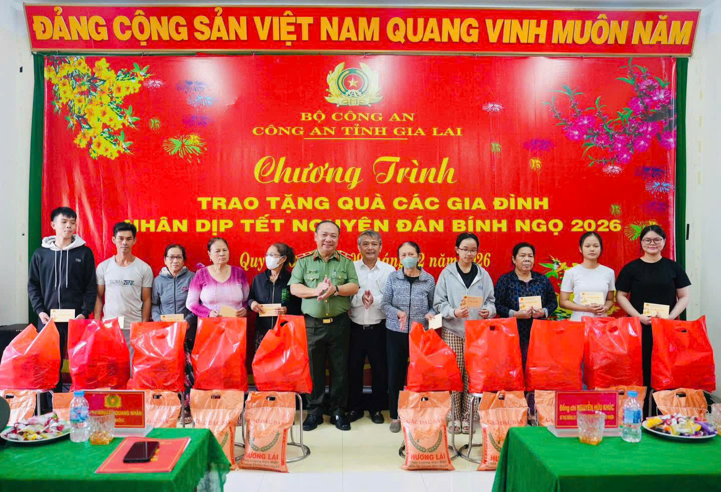 Công an tỉnh Gia Lai trao 600 suất quà tết cho người dân Hải Minh- Ảnh 2.