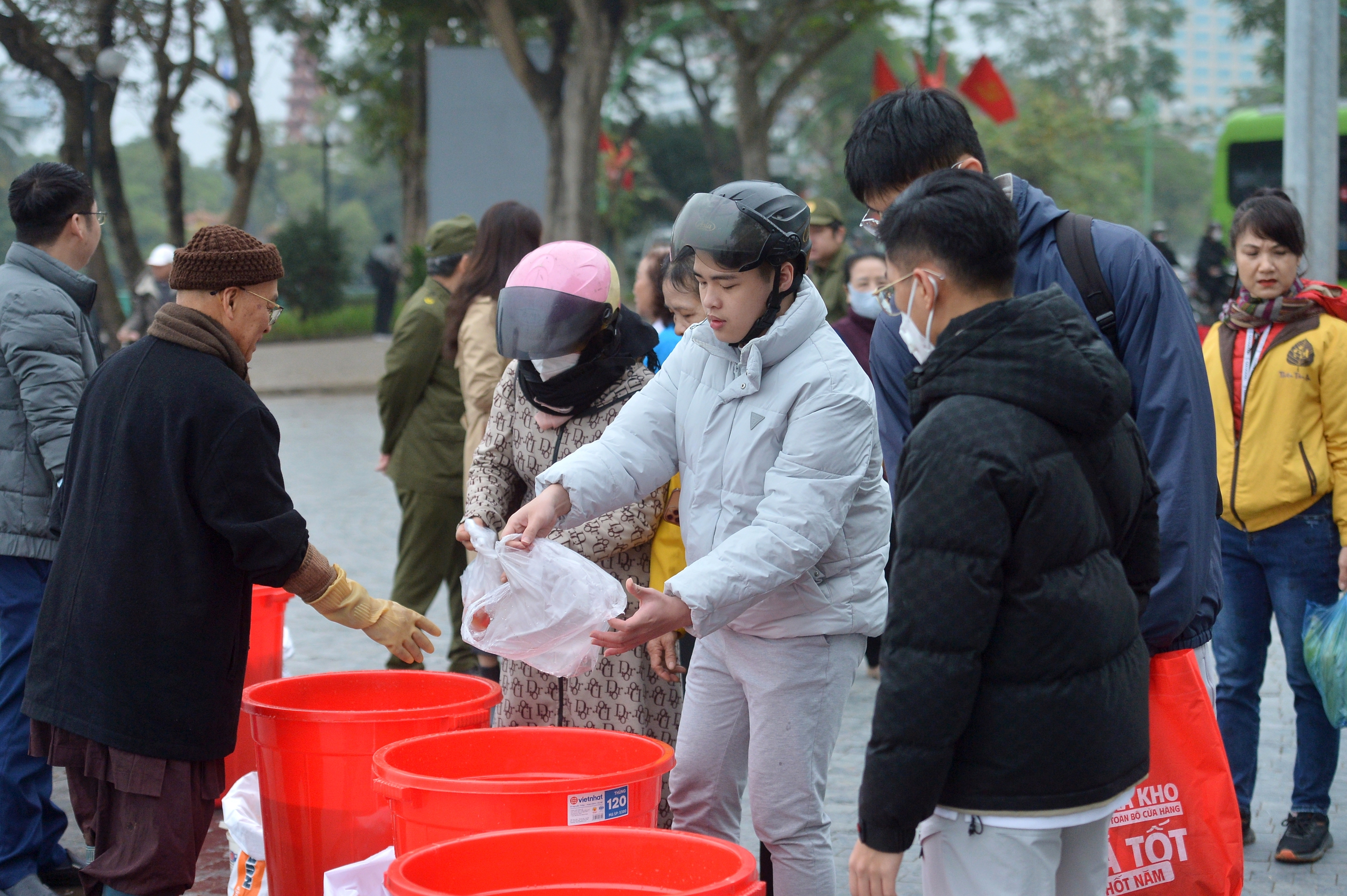 Người H&agrave; Nội thả c&aacute; ch&eacute;p 'khổng lồ', đưa T&aacute;o qu&acirc;n về trời- Ảnh 1.