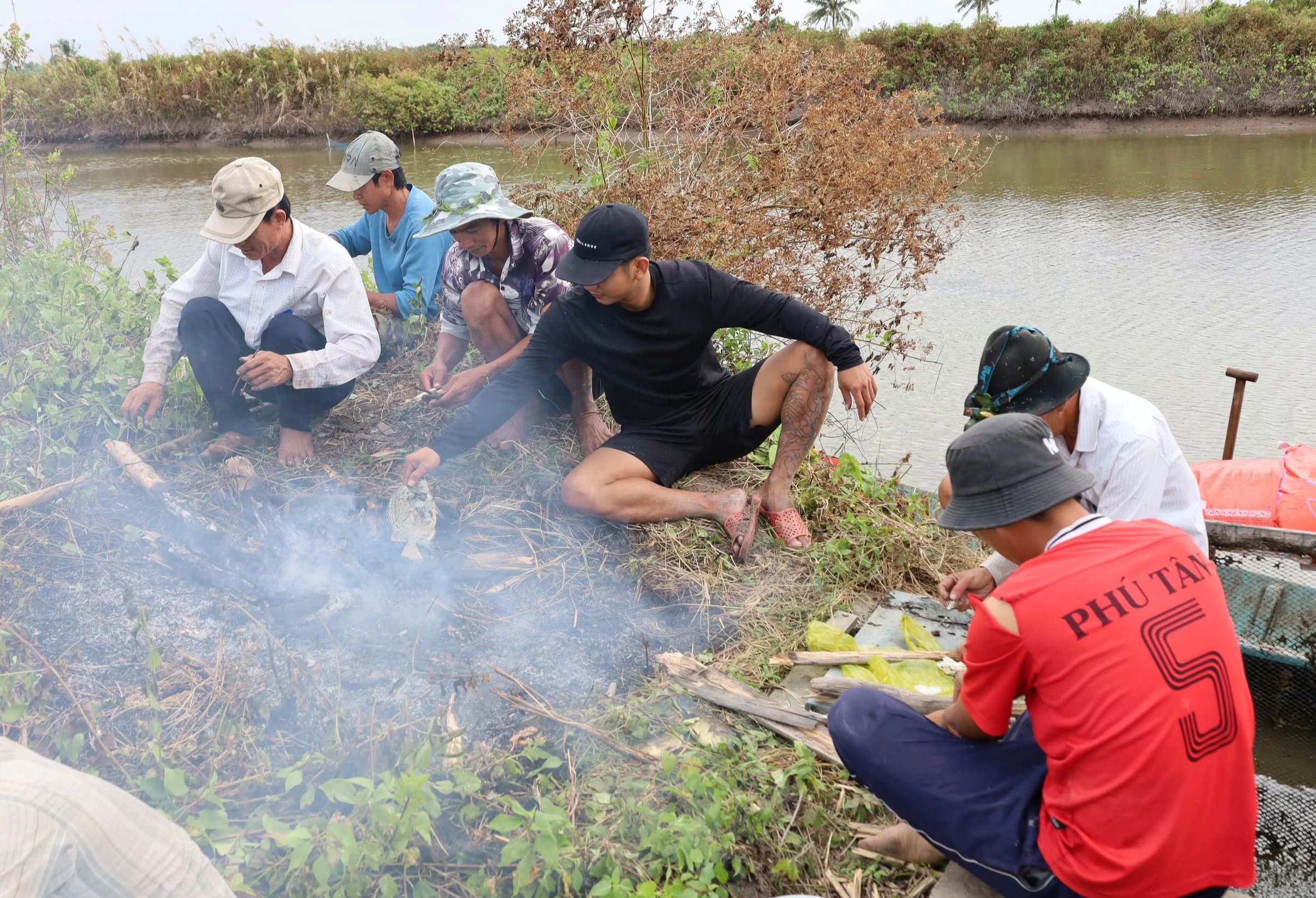 Cận Tết Nguy&ecirc;n đ&aacute;n, n&ocirc;ng d&acirc;n C&agrave; Mau bắt c&aacute; chẽm vu&ocirc;ng t&ocirc;m thu tiền triệu- Ảnh 10.
