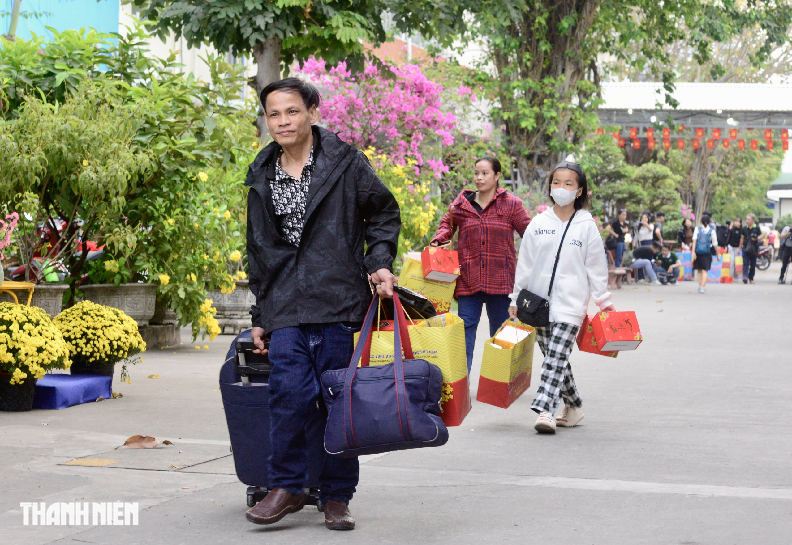 Ga S&agrave;i G&ograve;n gi&aacute;p tết: 'M&igrave;nh về qu&ecirc; ăn tết l&agrave; m&oacute;n qu&agrave; lớn nhất' - Ảnh 9.