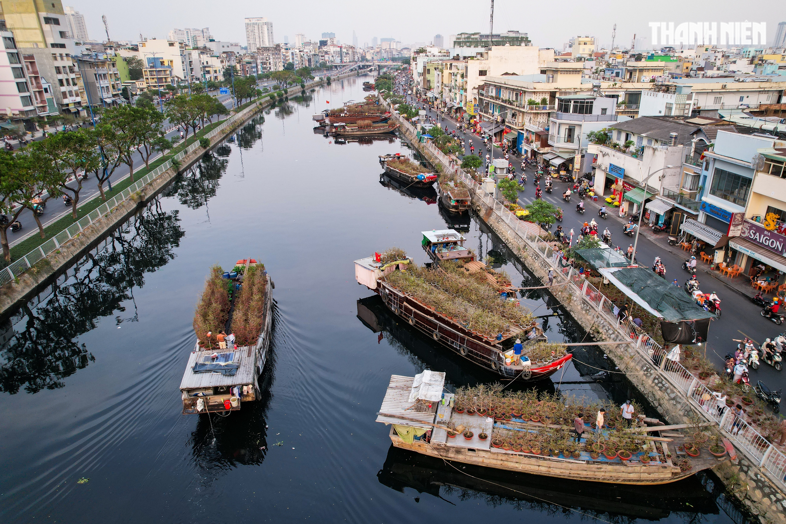 Thuyền ghe chở hoa miền T&acirc;y nối d&ograve;ng cập bến 'Tr&ecirc;n bến dưới thuyền' - Ảnh 1.