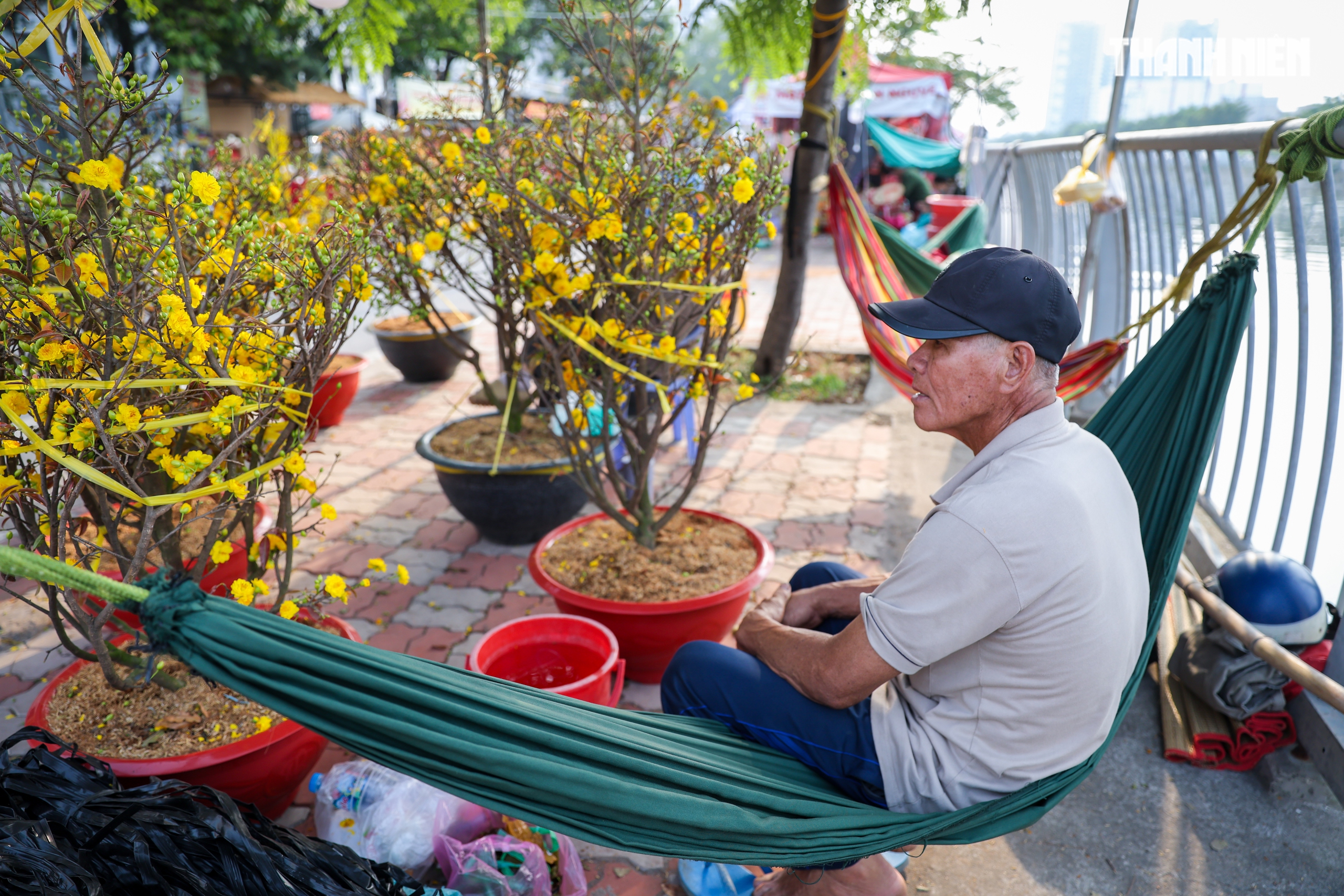 Thuyền ghe chở hoa miền T&acirc;y nối d&ograve;ng cập bến 'Tr&ecirc;n bến dưới thuyền' - Ảnh 13.