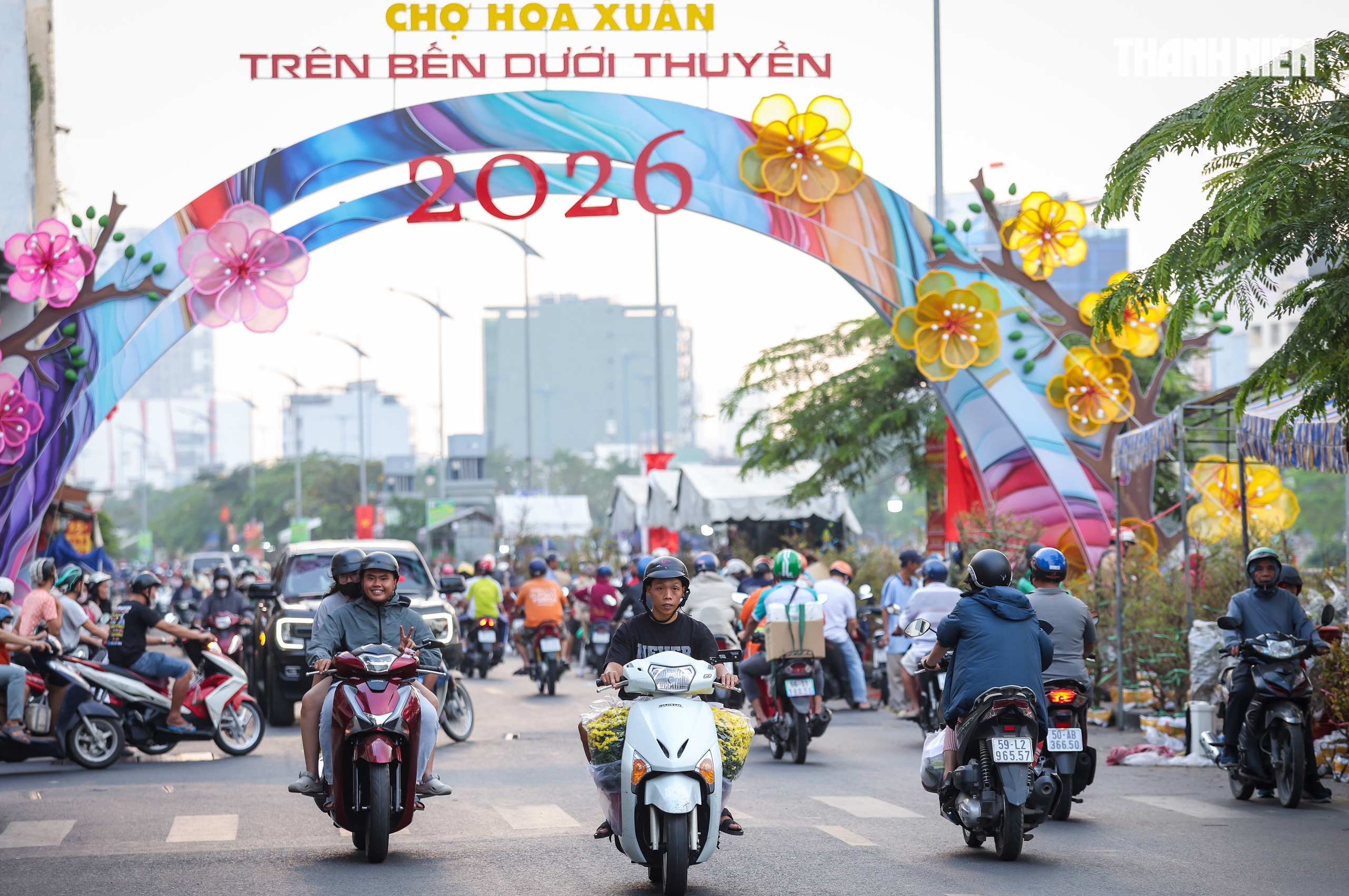 Thuyền ghe chở hoa miền T&acirc;y nối d&ograve;ng cập bến 'Tr&ecirc;n bến dưới thuyền' - Ảnh 17.