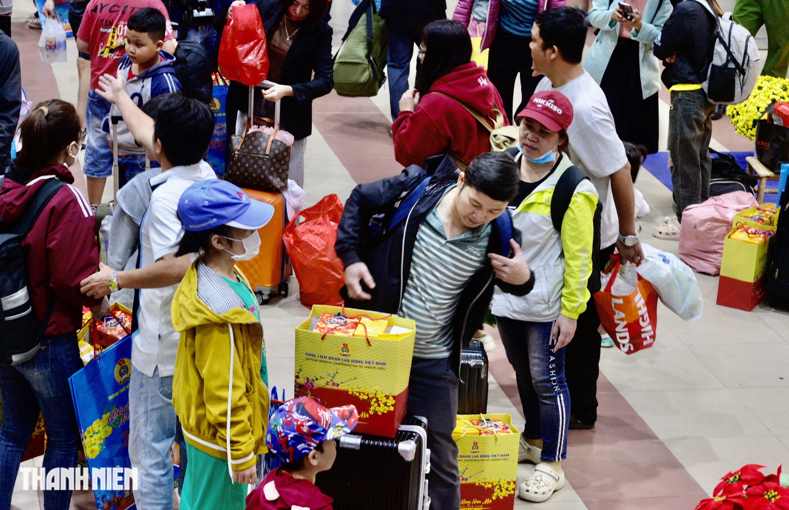 Ga S&agrave;i G&ograve;n gi&aacute;p tết: 'M&igrave;nh về qu&ecirc; ăn tết l&agrave; m&oacute;n qu&agrave; lớn nhất' - Ảnh 8.
