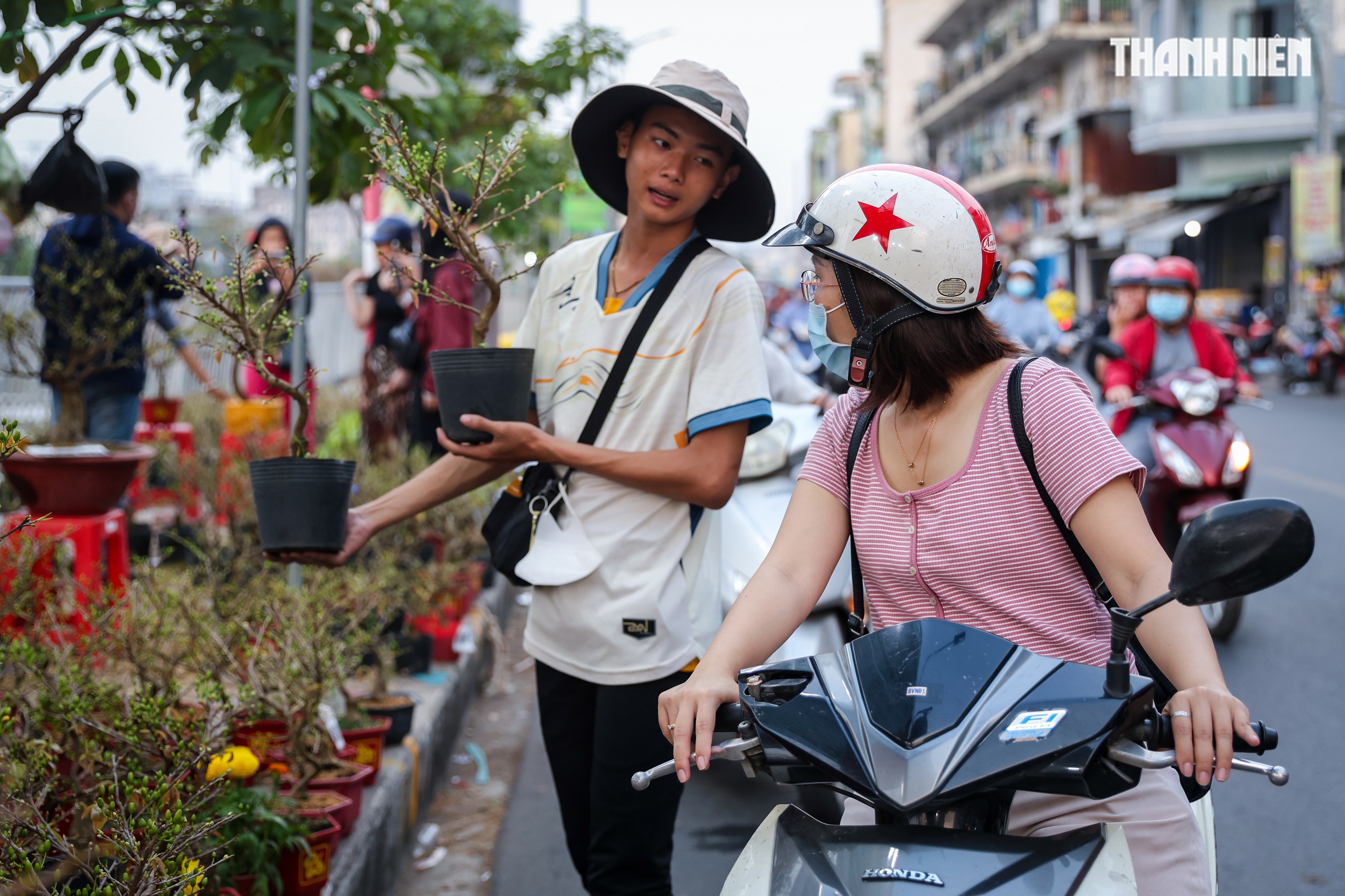 Thuyền ghe chở hoa miền T&acirc;y nối d&ograve;ng cập bến 'Tr&ecirc;n bến dưới thuyền' - Ảnh 9.