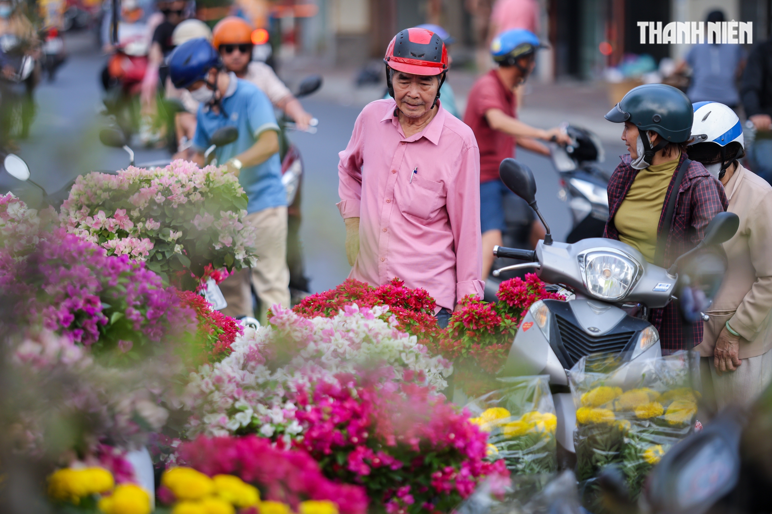 Thuyền ghe chở hoa miền T&acirc;y nối d&ograve;ng cập bến 'Tr&ecirc;n bến dưới thuyền' - Ảnh 6.