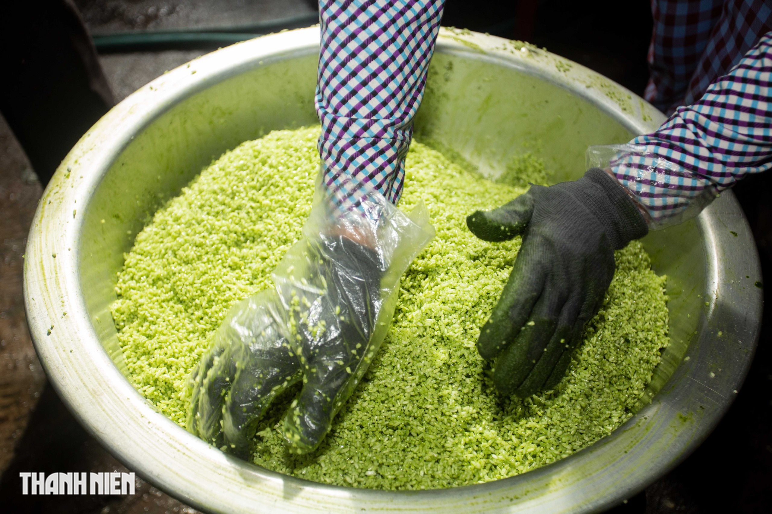 H&aacute;i rau ng&oacute;t vo nếp nấu ra m&oacute;n b&aacute;nh t&eacute;t mặt trăng nức tiếng Quảng Trị - Ảnh 2.