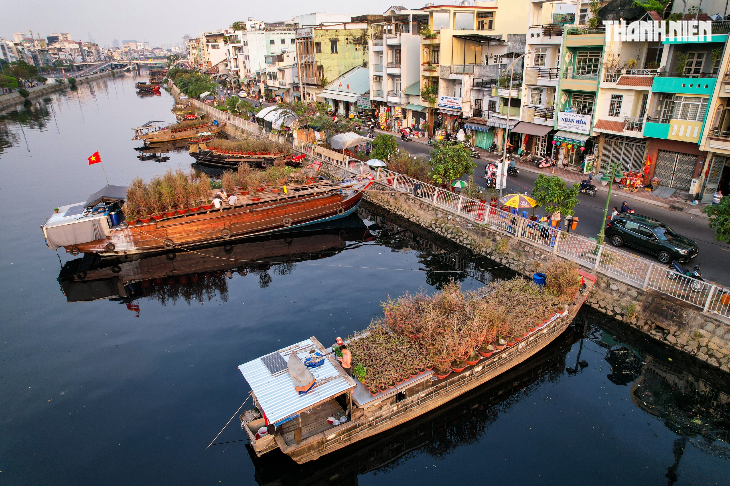 Thuyền ghe chở hoa miền T&acirc;y nối d&ograve;ng cập bến 'Tr&ecirc;n bến dưới thuyền' - Ảnh 16.